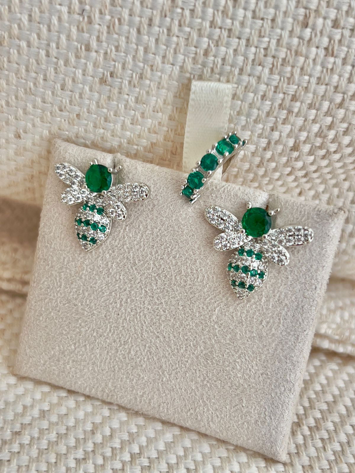 Brinco Abelha com Zircônia Cristal e Verde Esmeralda em Banho de Ródio Branco