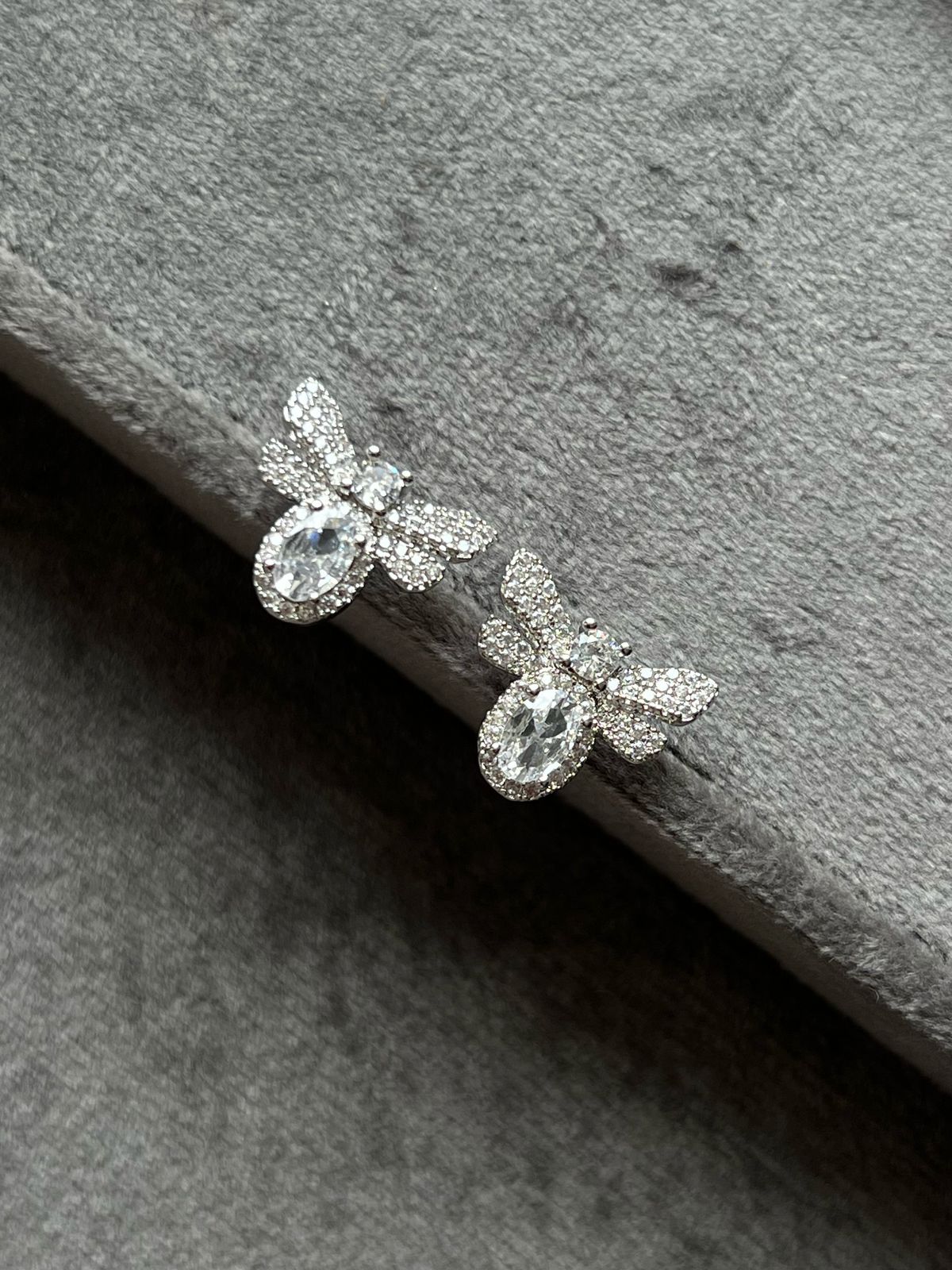 Brinco Abelha com Zircônia Cristal em Banho de Ródio Branco