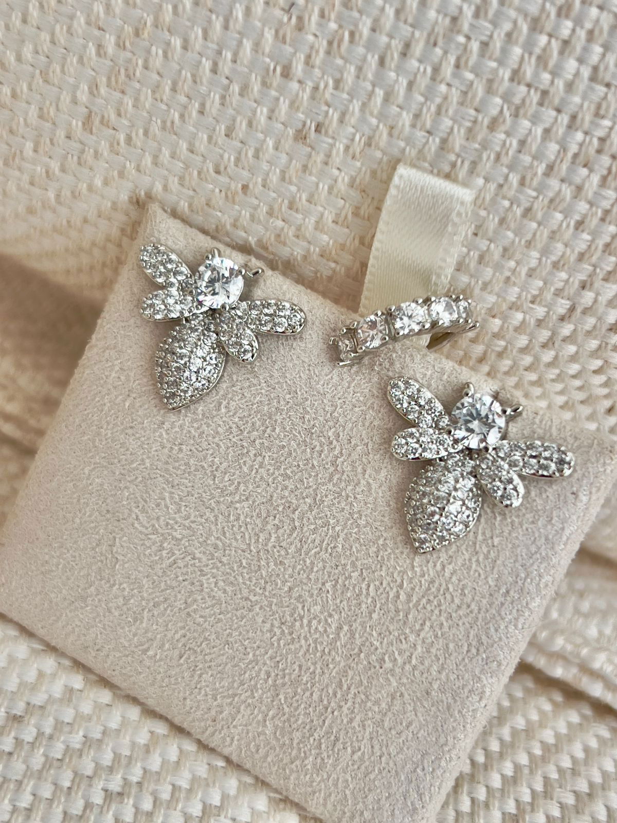 Brinco Abelha com Zircônia Cristal em Banho de Ródio Branco