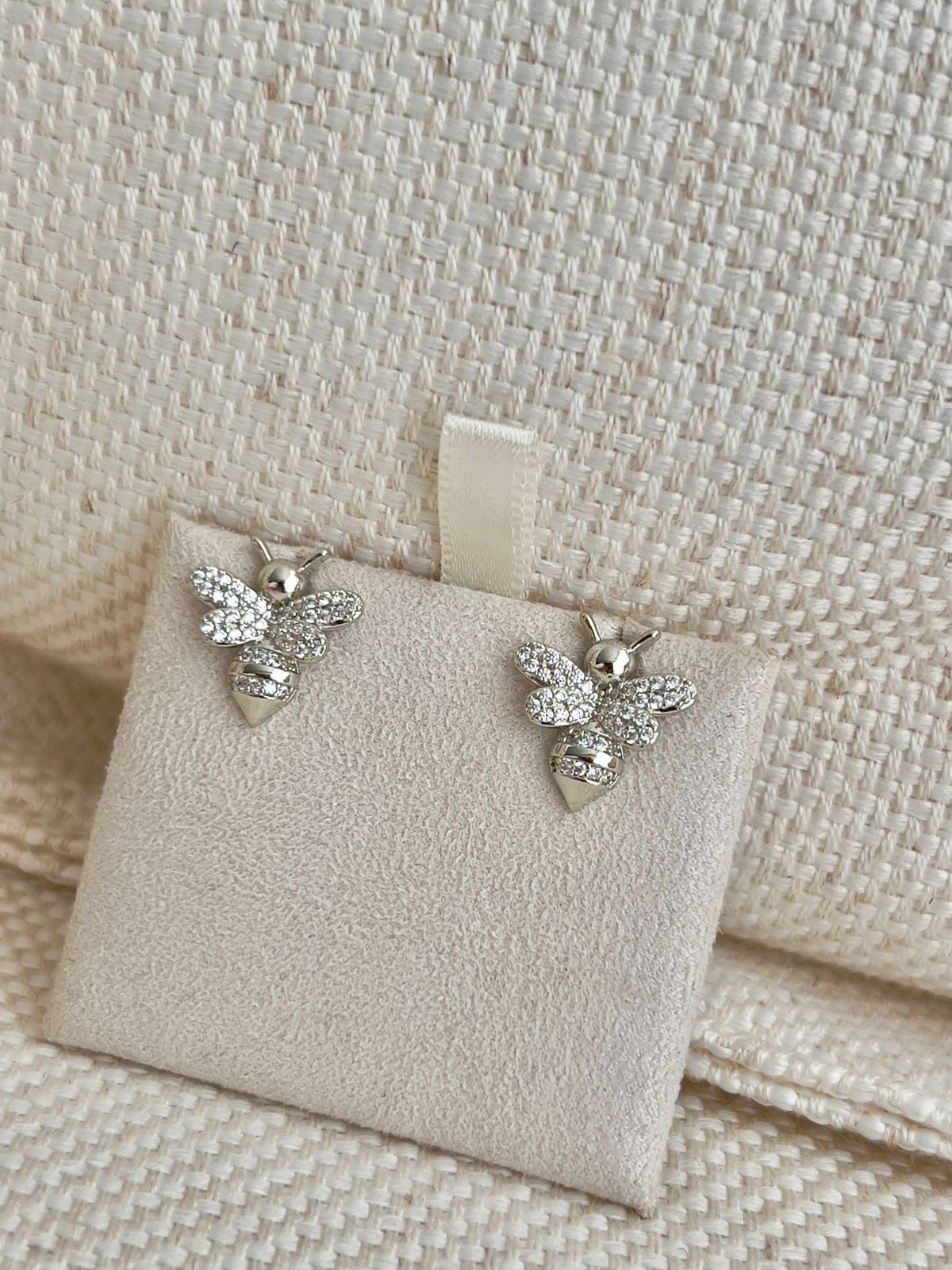 Brinco Abelha com Zircônia Cristal em Banho de Ródio Branco