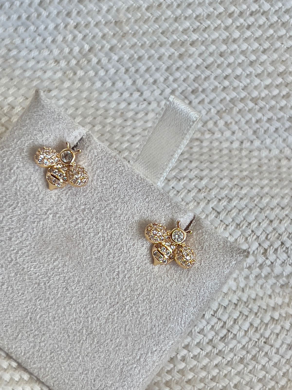 Brinco Abelhinha com Zircônia Cristal em Banho de Ouro