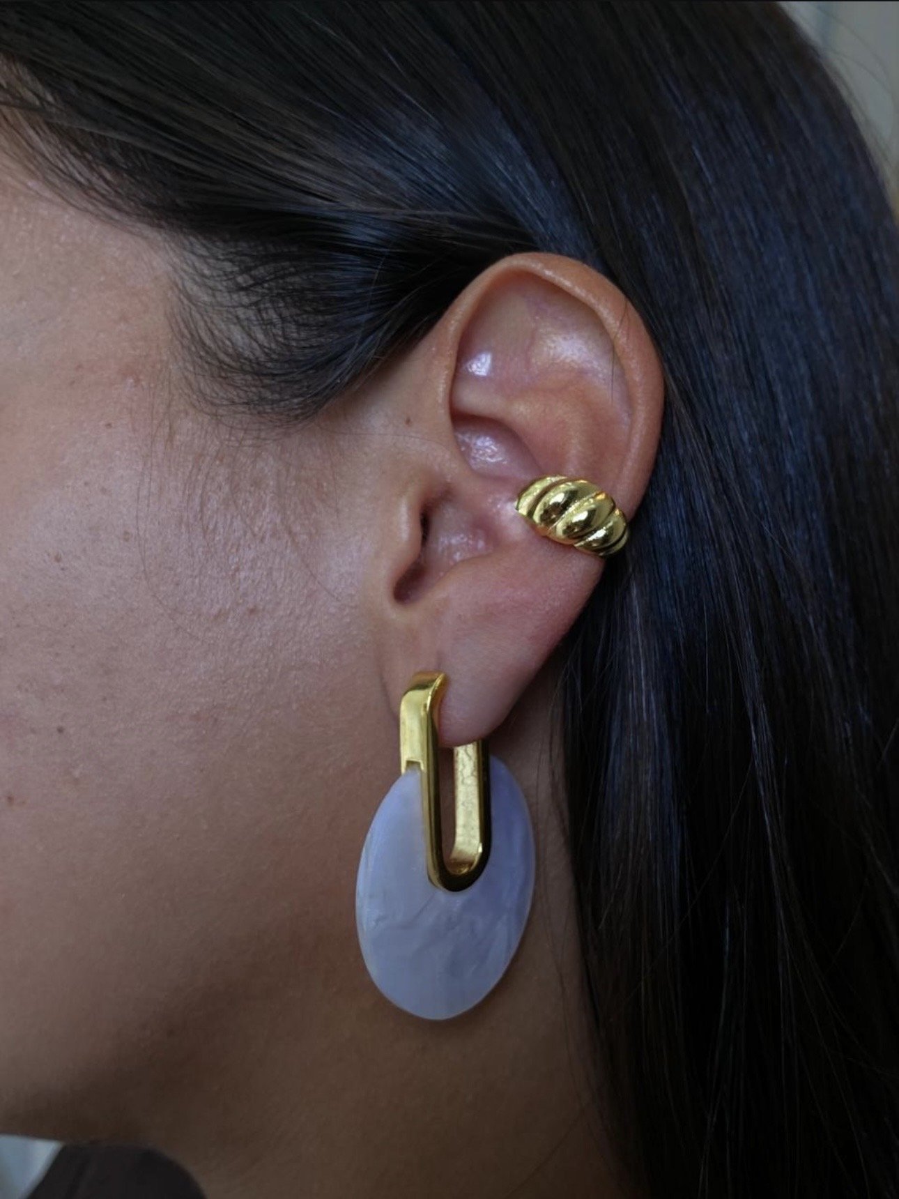 Brinco Acrílico em Banho de Ouro