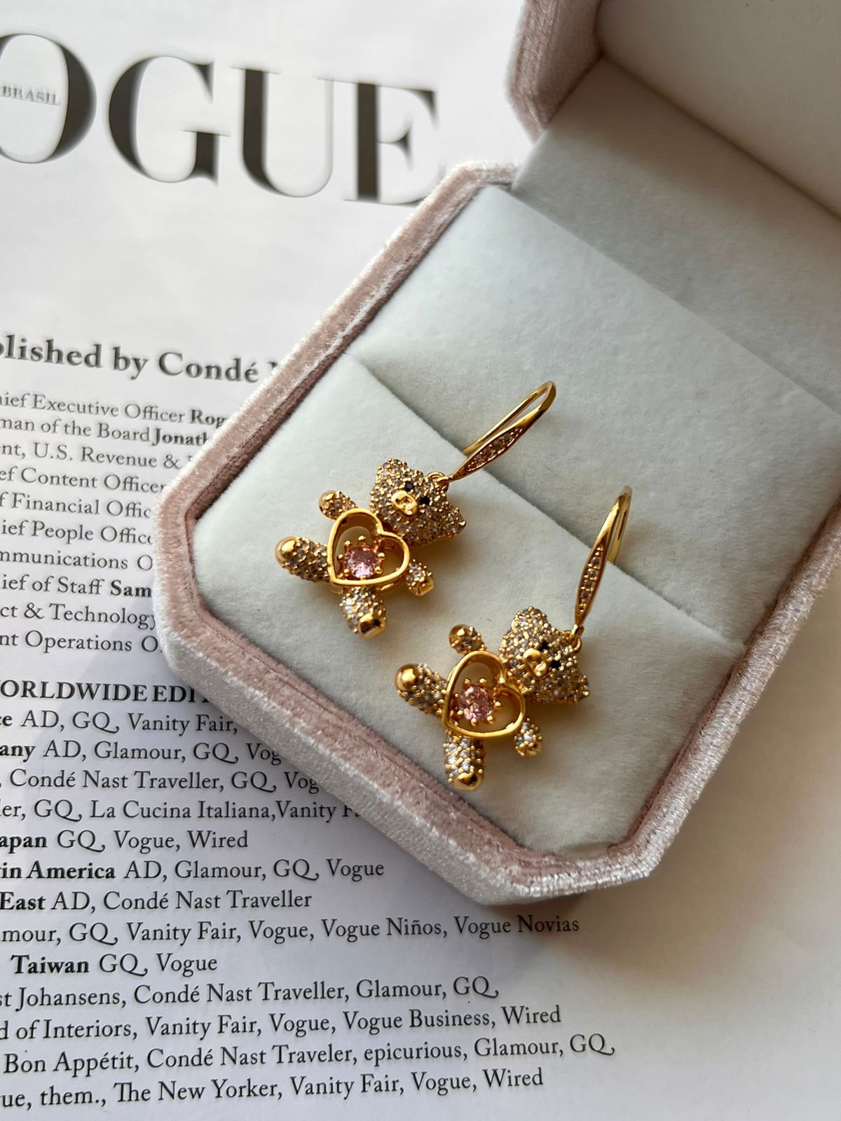 Brinco Anzol Ted com Zircônia Cristal e Rosa em Banho de Ouro