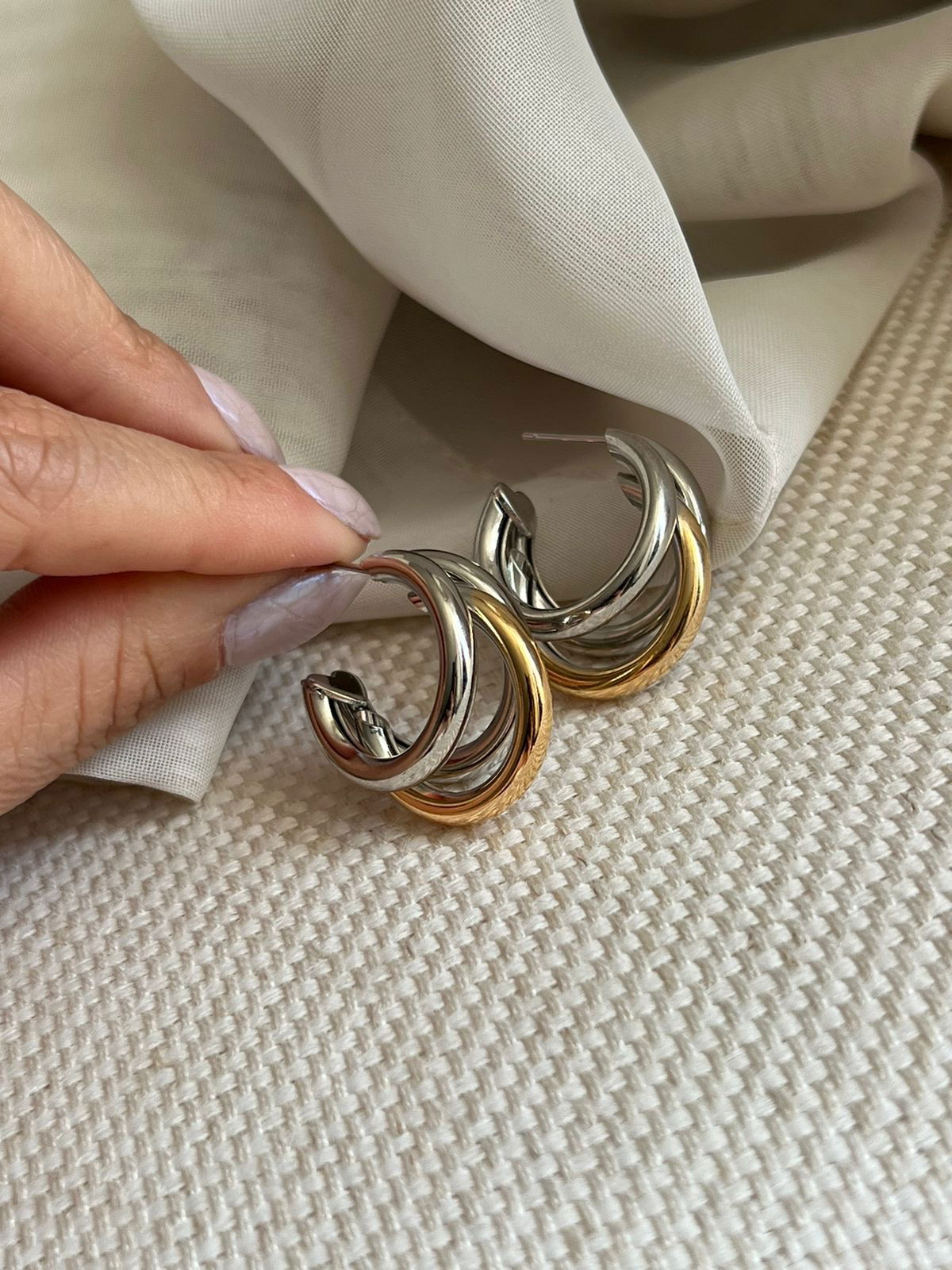 Brinco Argola Amora com Duo Banho de Ouro + Ródio Branco