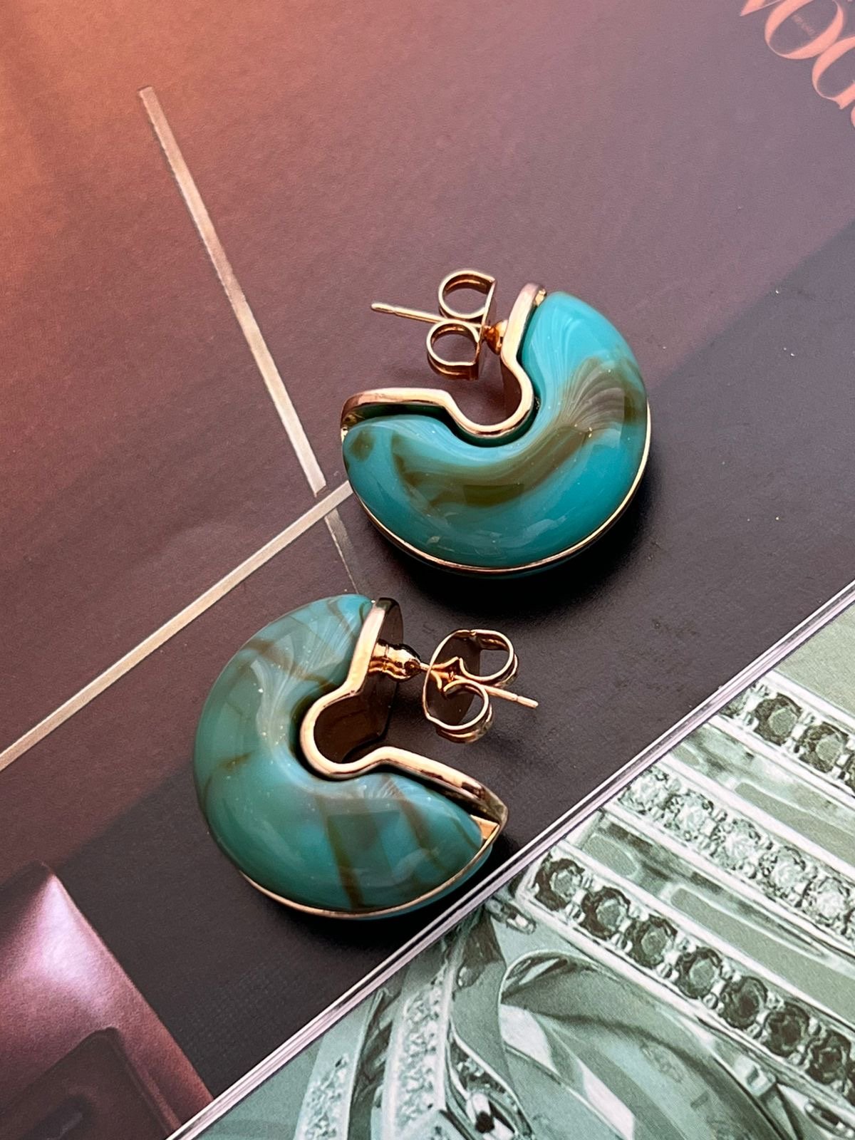 Brinco Argola com Acrílico Turquesa em Banho de Ouro