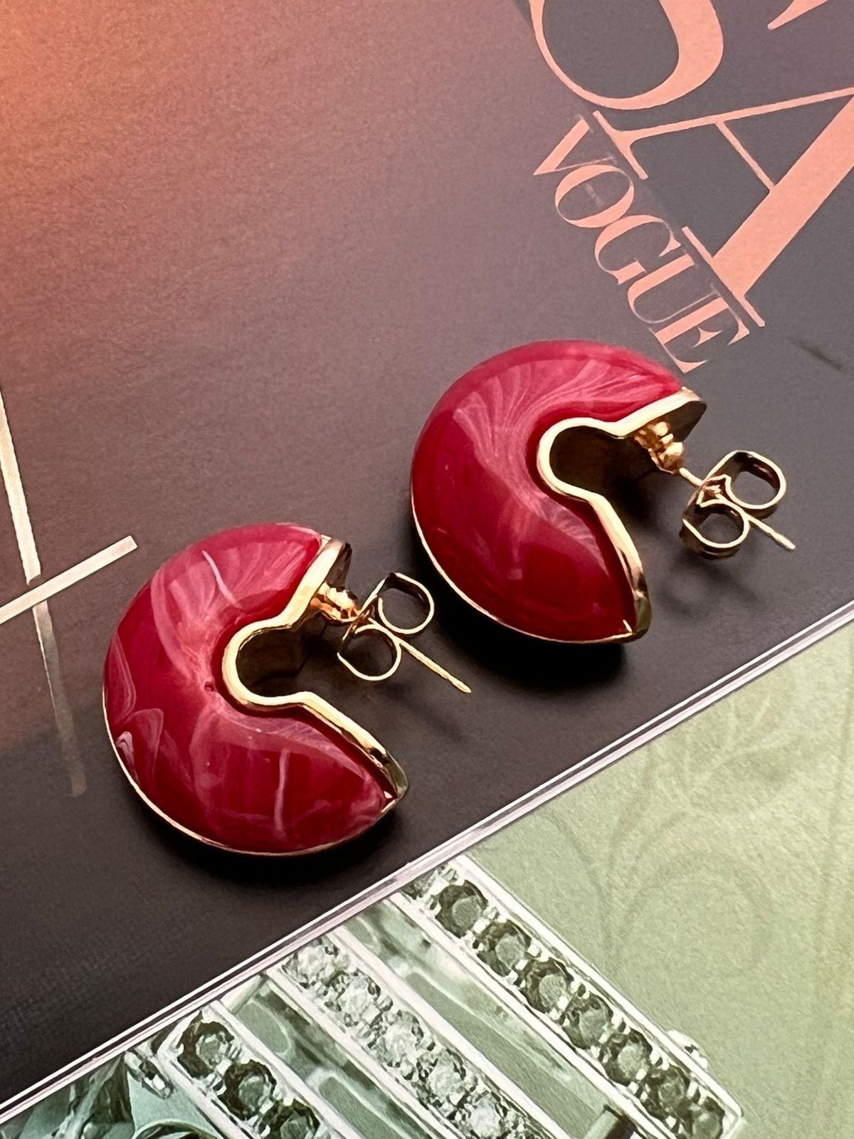 Brinco Argola com Acrílico Vermelho em Banho de Ouro