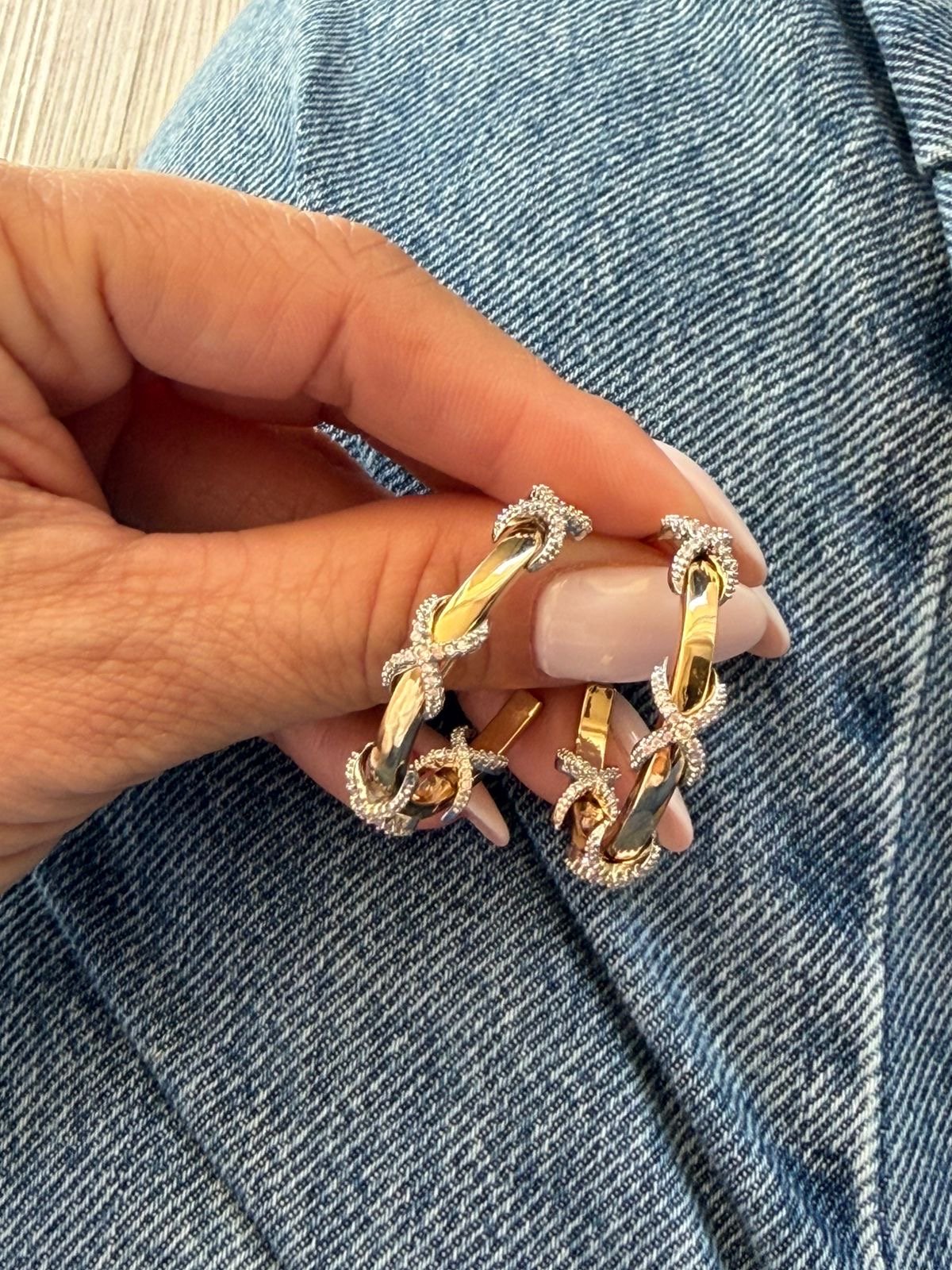 Brinco Argola com Detalhes em Banho de Ouro