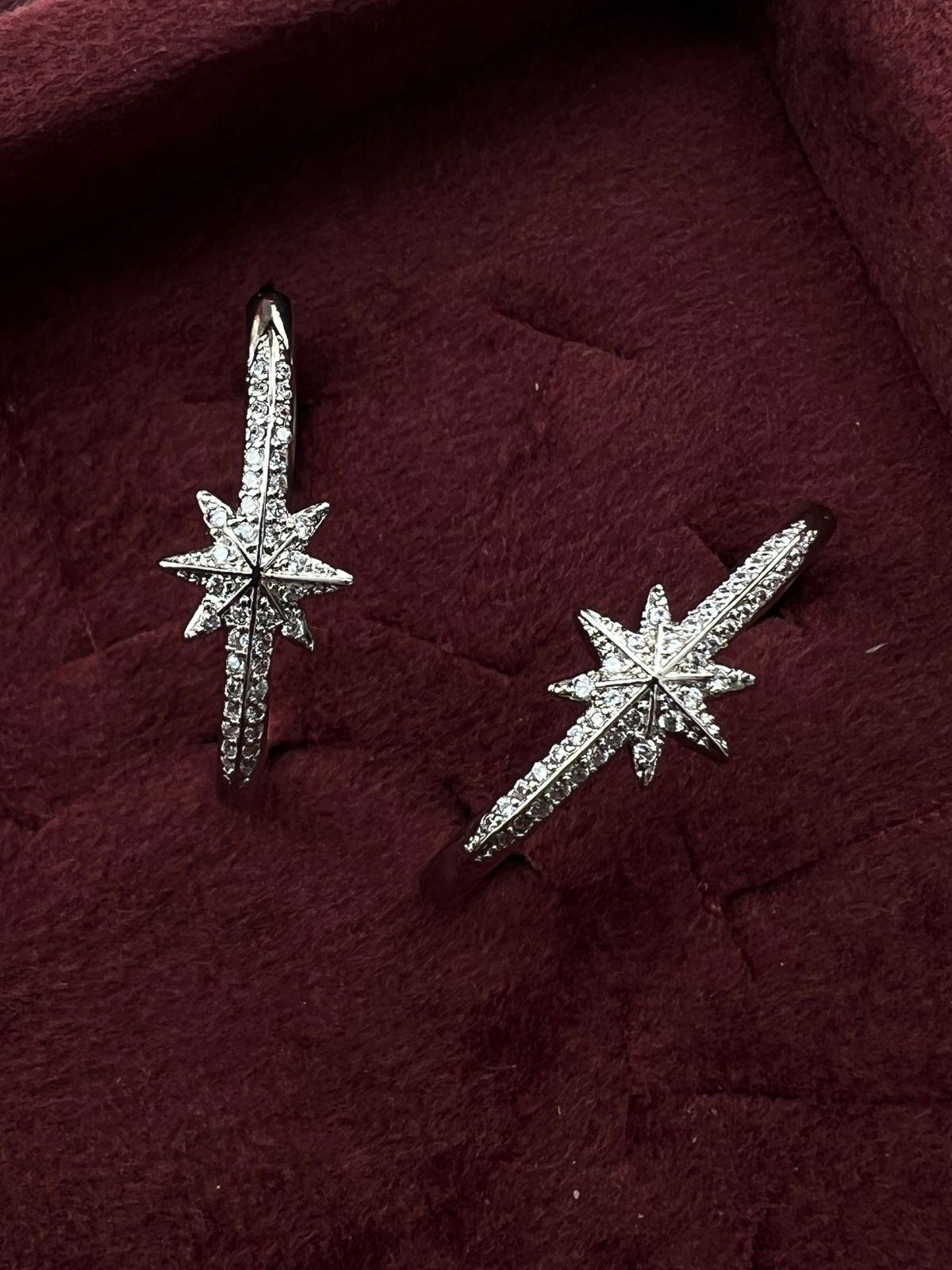 Brinco Argola com Estrela e Zircônia Cristal em Banho de Ródio Branco