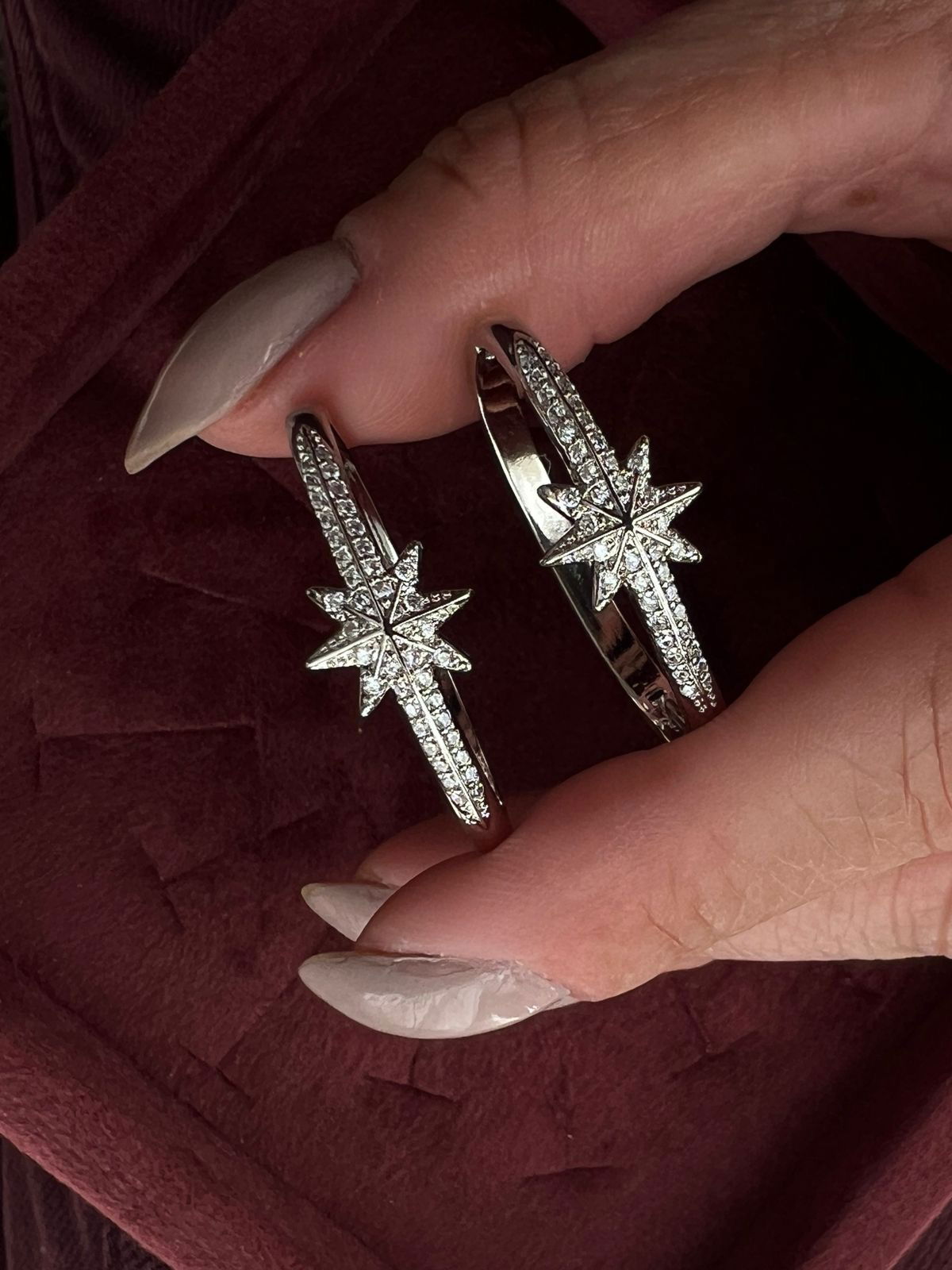 Brinco Argola com Estrela e Zircônia Cristal em Banho de Ródio Branco