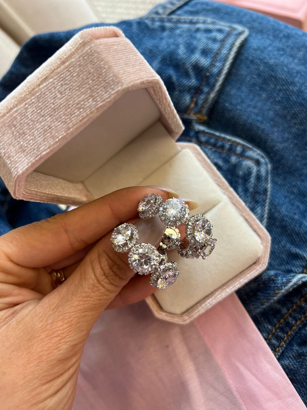 Brinco Argola com Zircônia em Banho de Ródio Branco