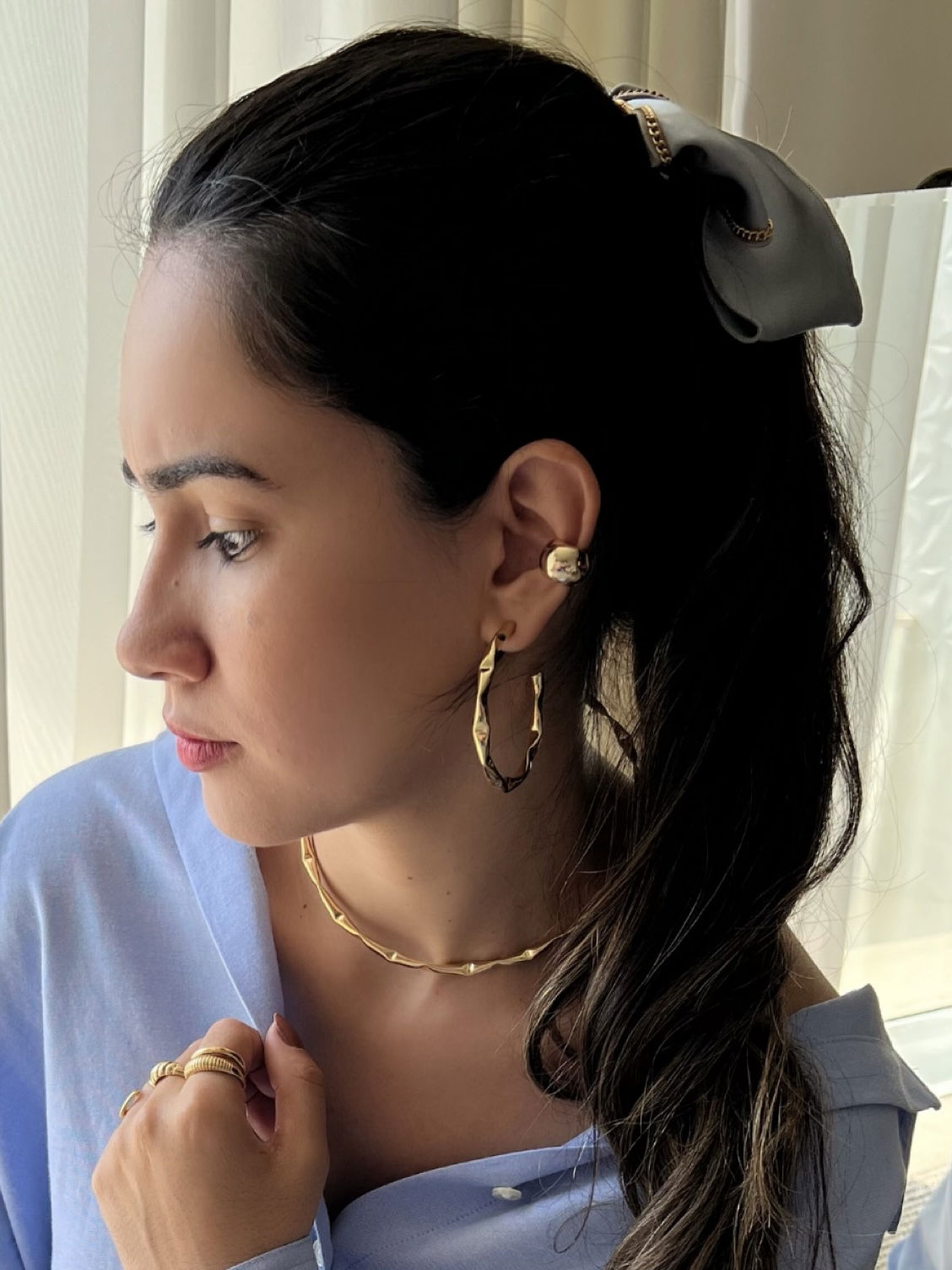 Brinco Argola Detalhada em Banho de Ouro em