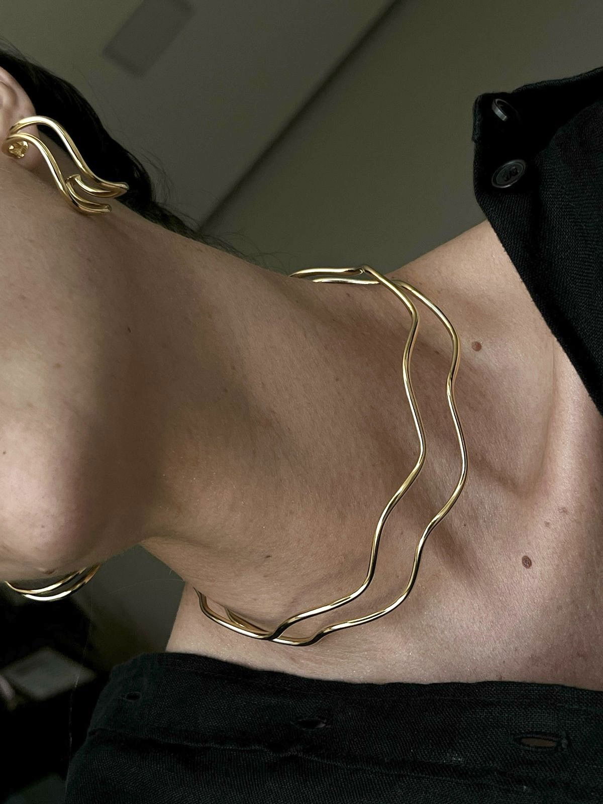 Brinco Argola Ondulada dm Banho de Ouro