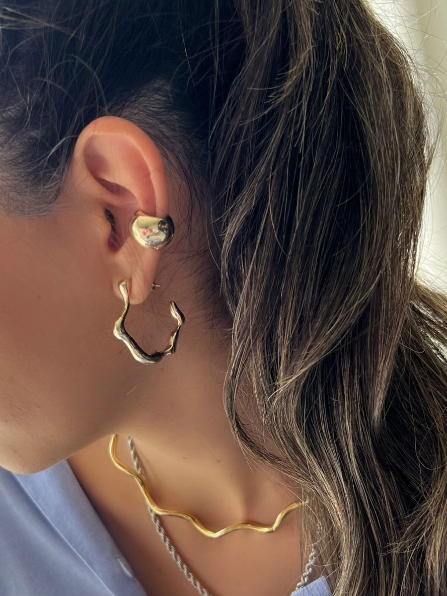 Brinco Argola Ondulada em Banho de Ouro