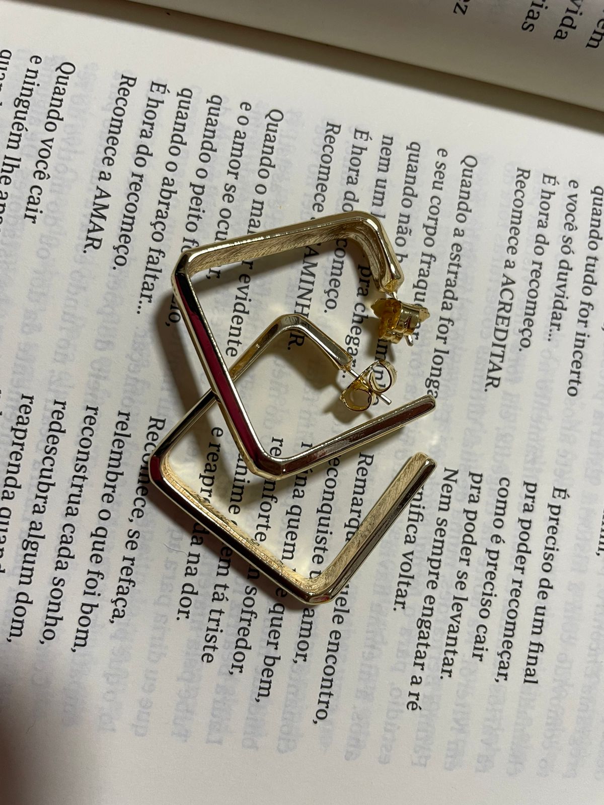 Brinco Argola Quadrada em Banho de Ouro