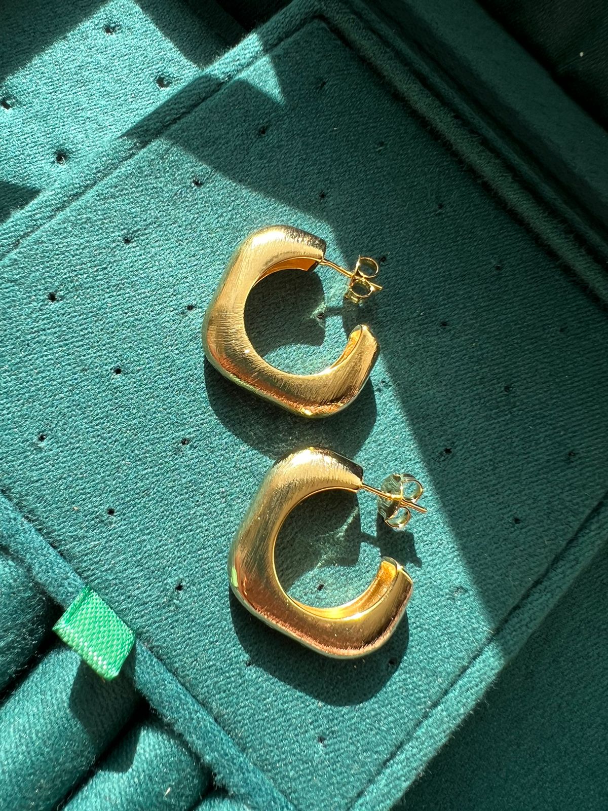 Brinco Argola Quadrada Riscada em Banho de Ouro