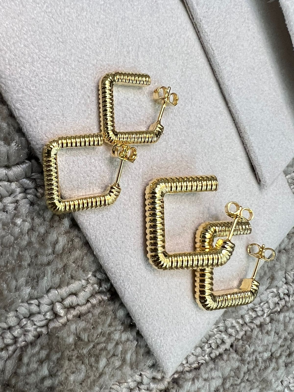 Brinco Argola Quadrada ( P ) em Banho de Ouro