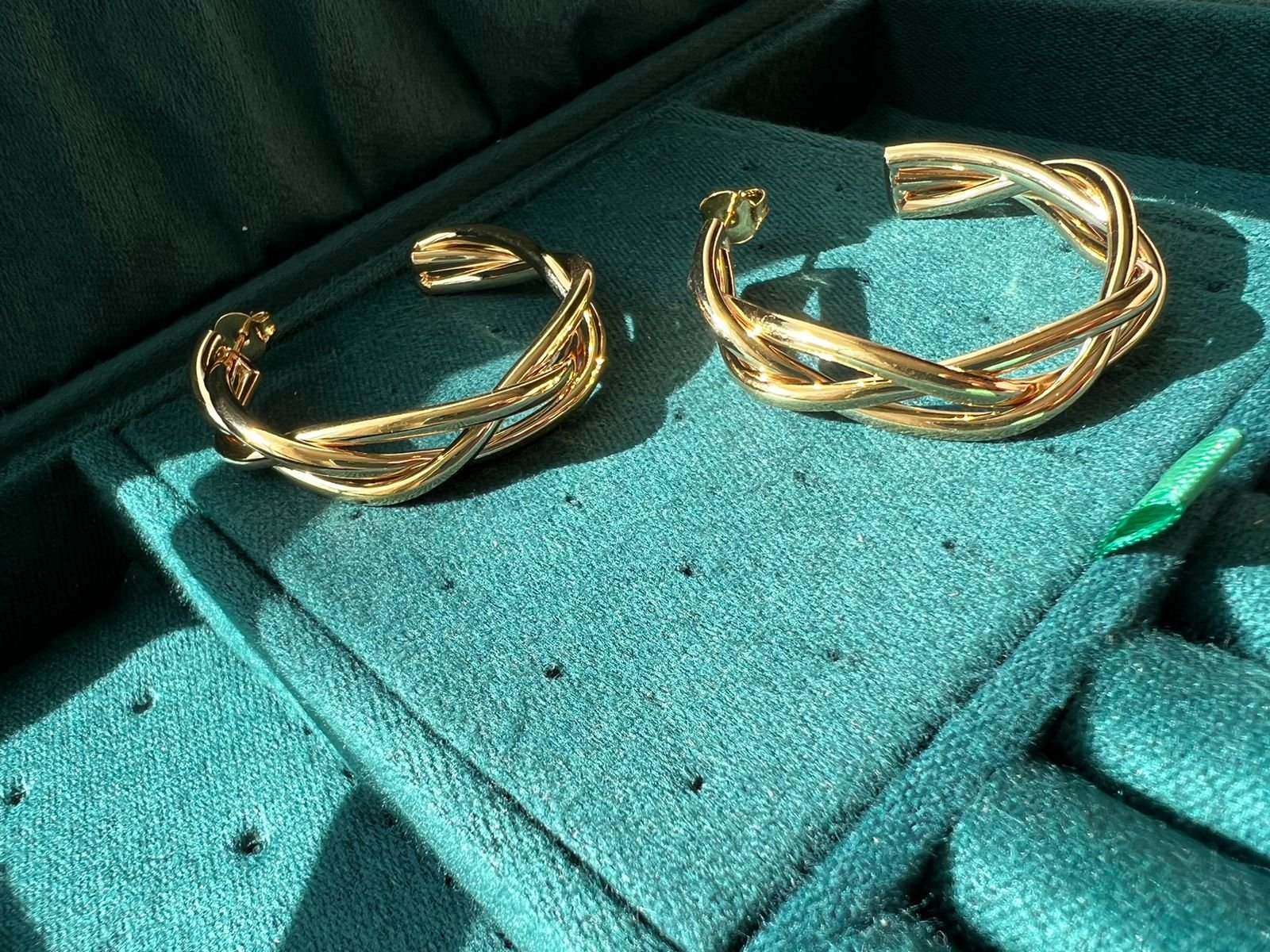 Brinco Argola Trançada em Banho de Ouro