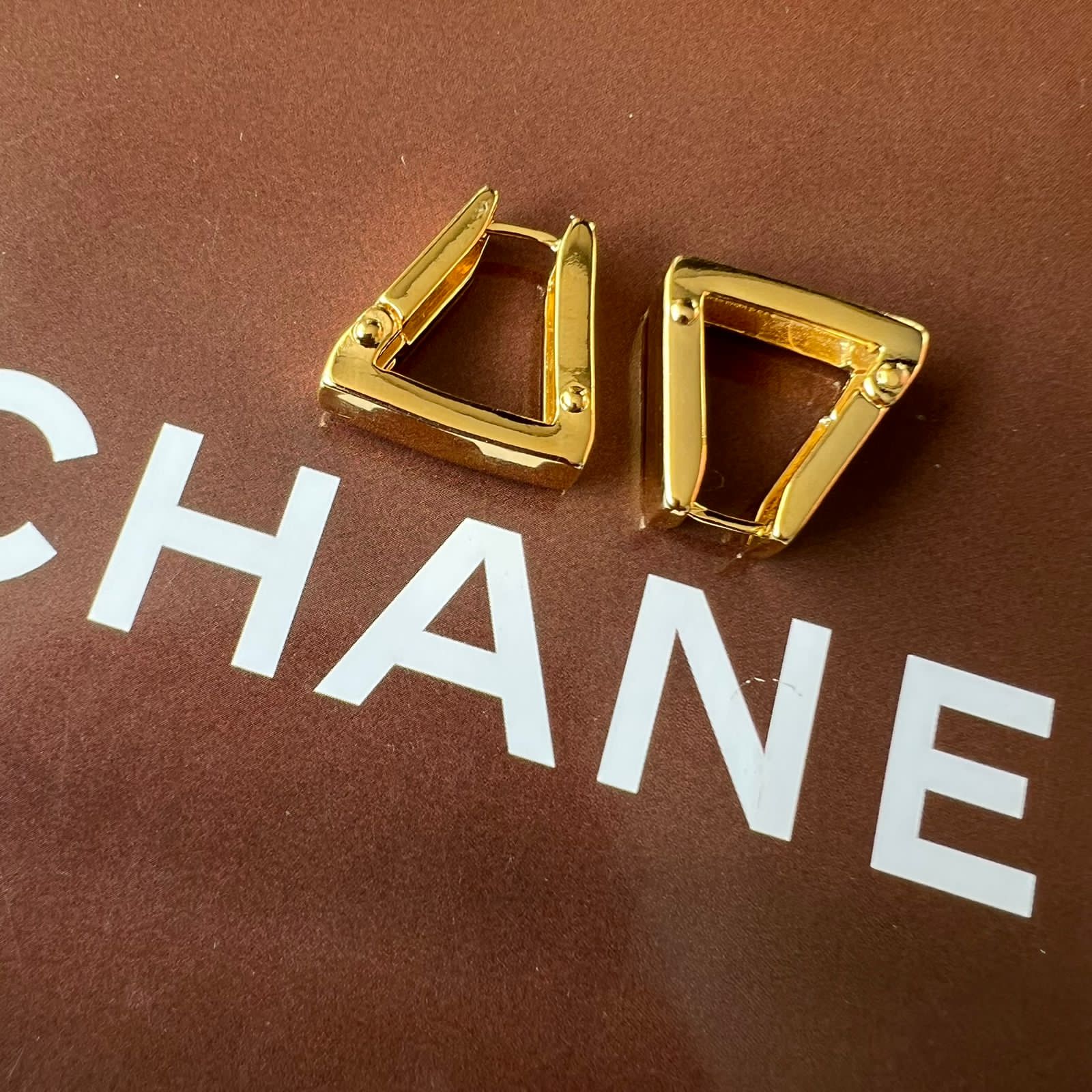 Brinco Argola Triângulo Reta (P) Click em Banho de Ouro