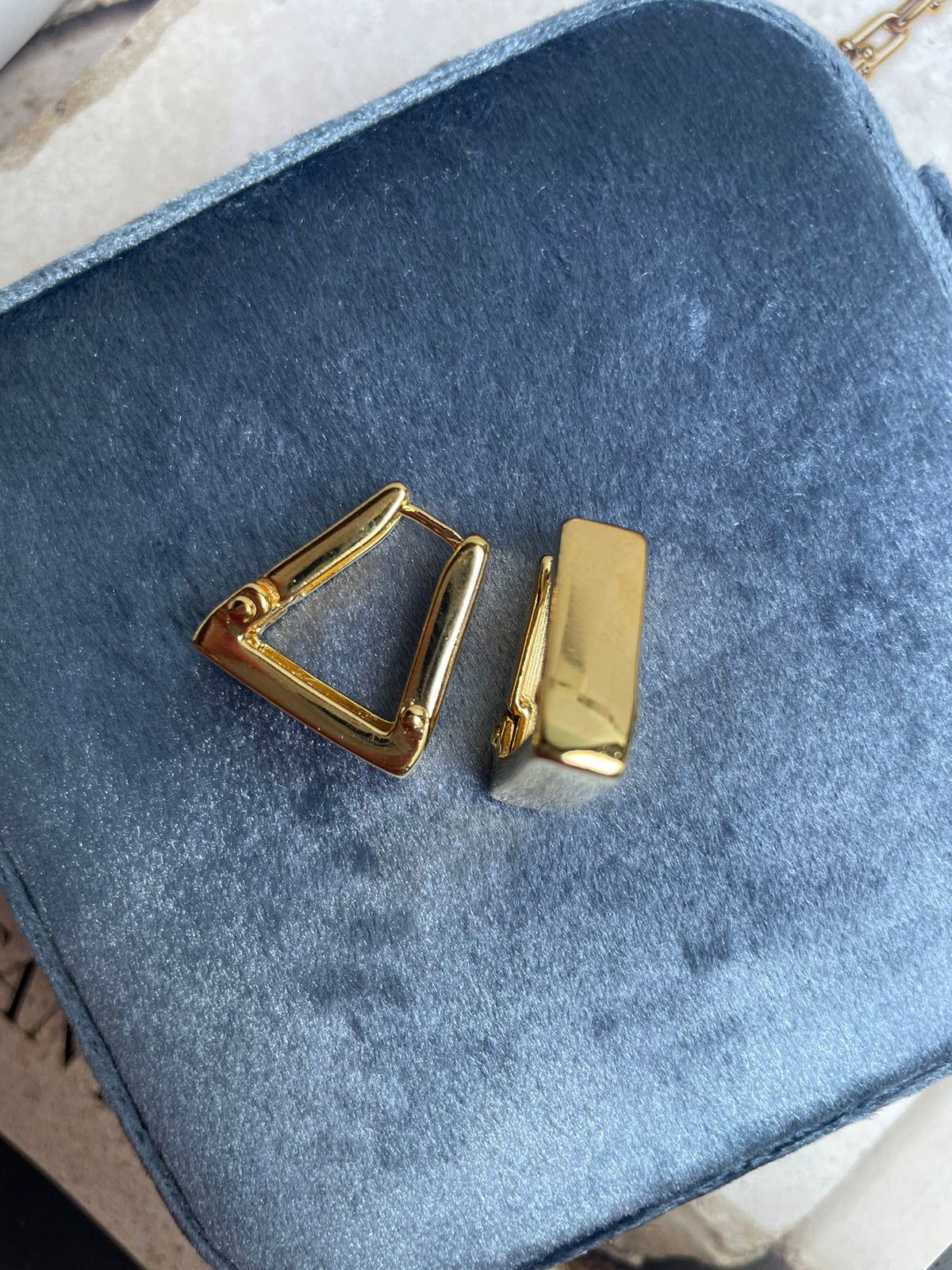 Brinco Argola Triângulo Reta (P) Click em Banho de Ouro