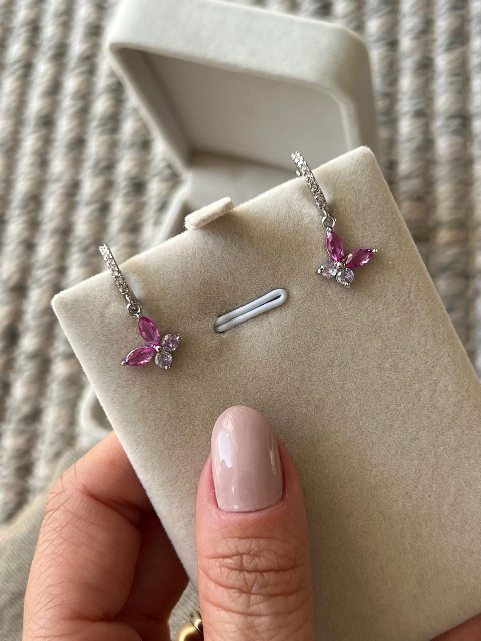 Brinco Argolinha com Borboleta em Banho de Ródio Branco