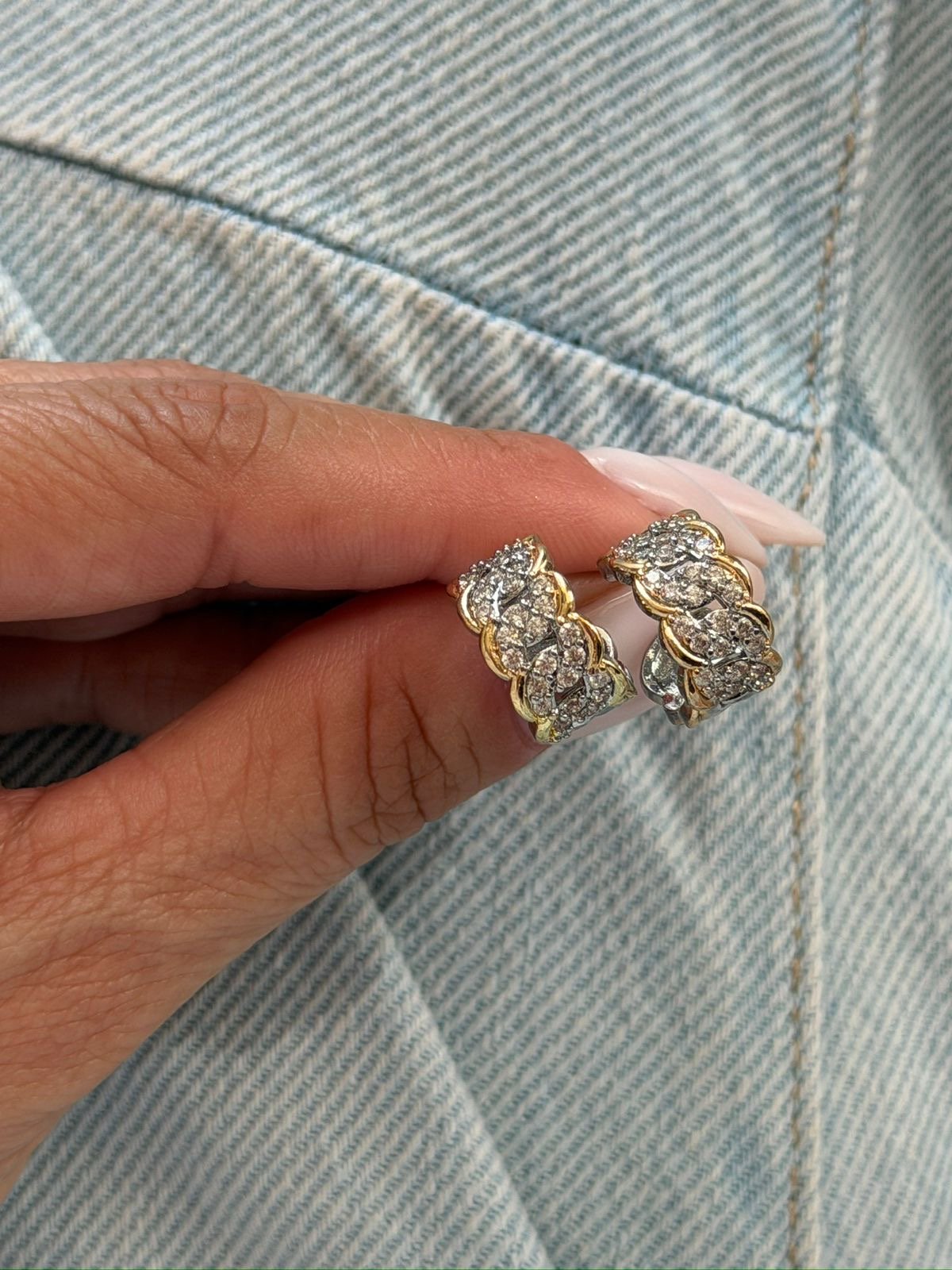 Brinco Argolinha com Detalhes em Banho de Ouro