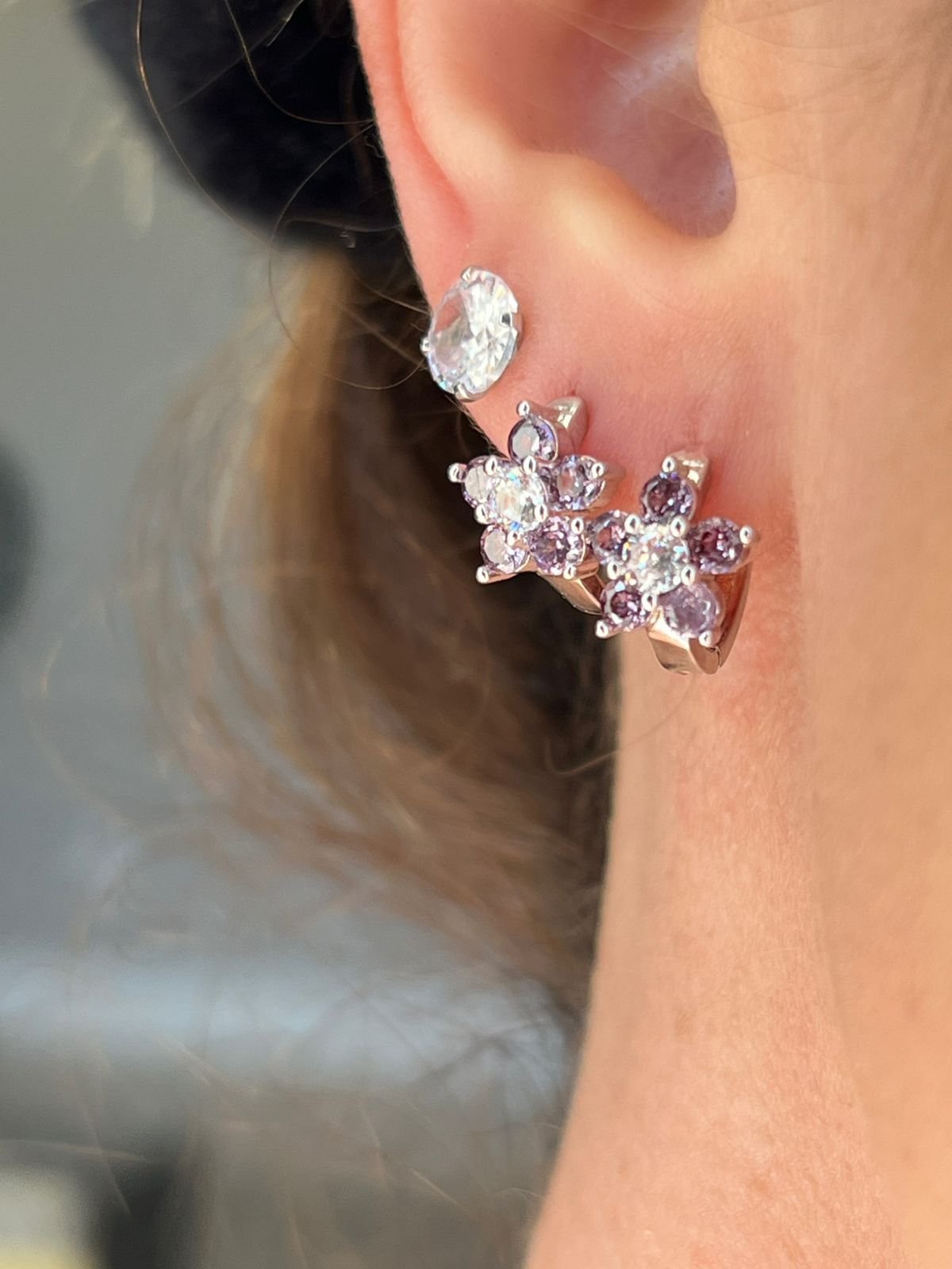 Brinco Argolinha com Flor Lilás em Banho de Ródio Branco