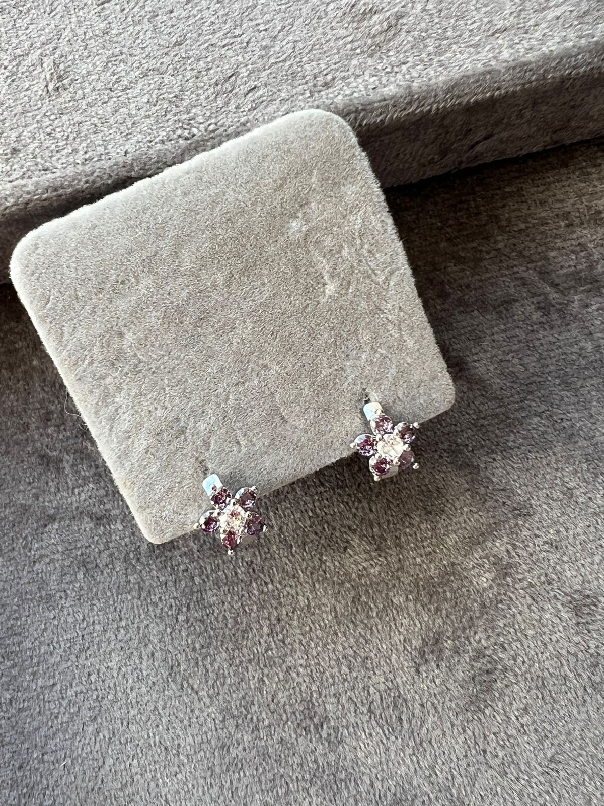 Brinco Argolinha com Flor Lilás em Banho de Ródio Branco