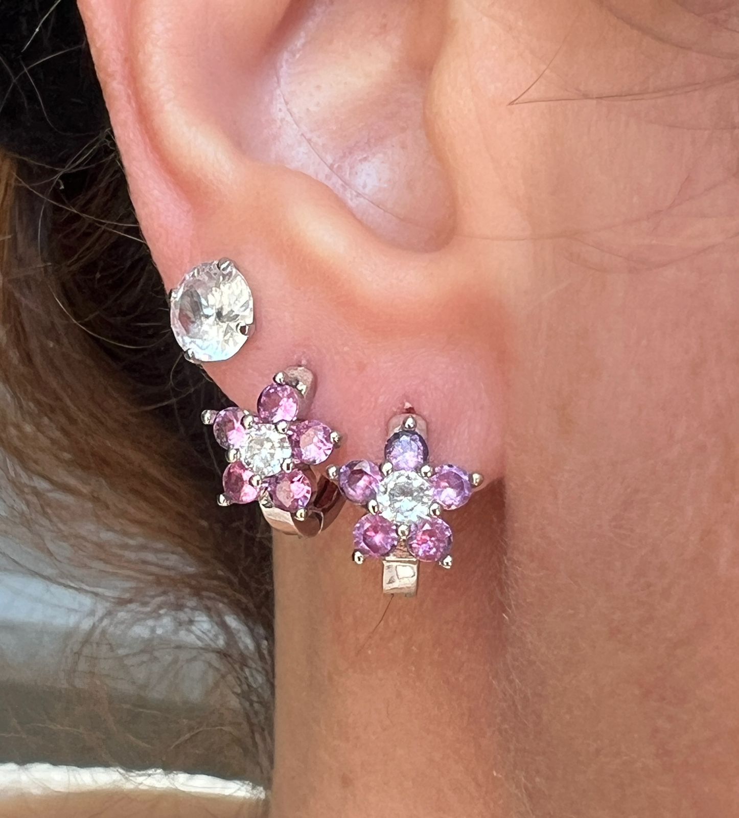 Brinco Argolinha com Flor Pink em Banho de Ródio Branco