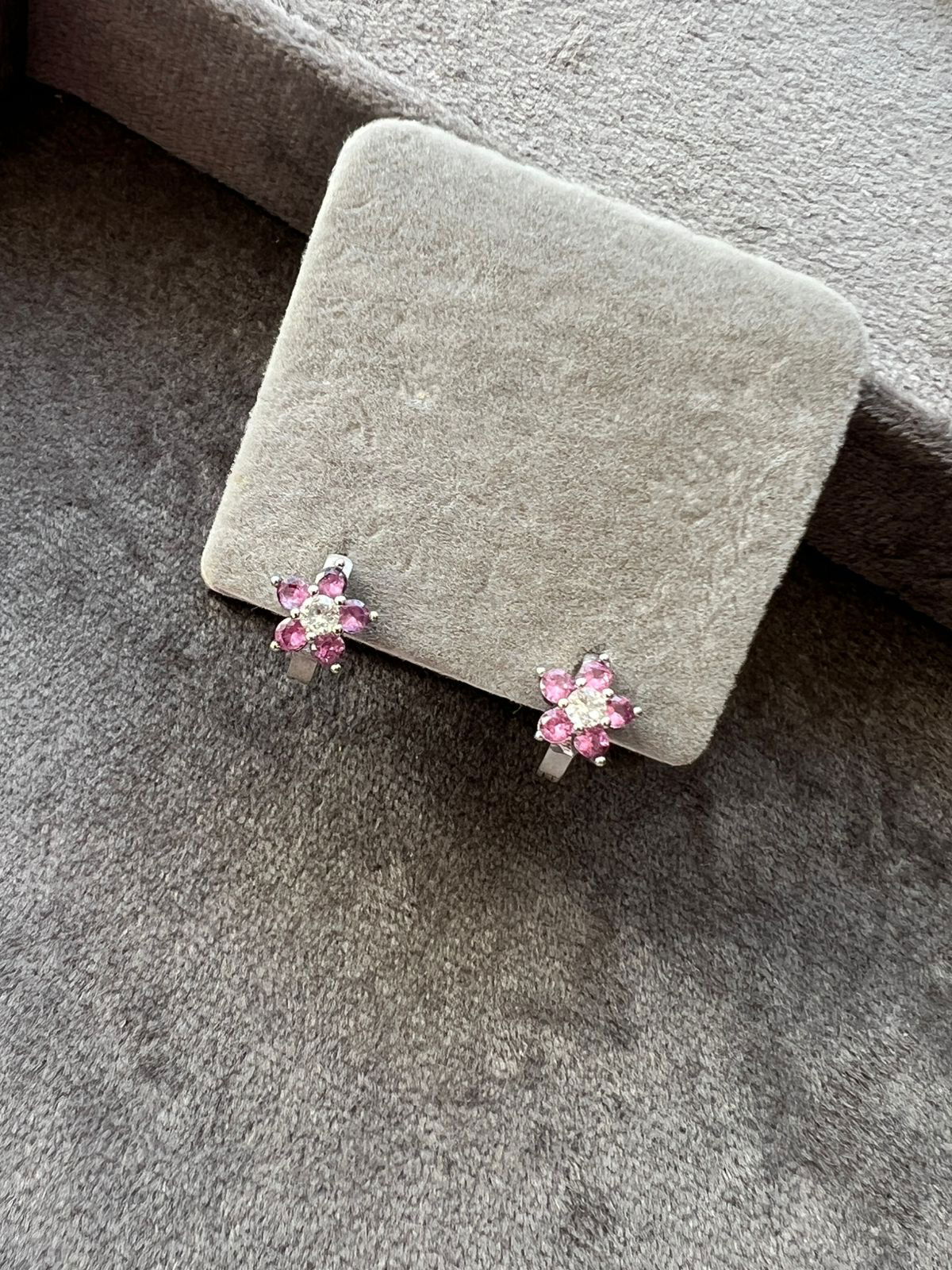 Brinco Argolinha com Flor Pink em Banho de Ródio Branco