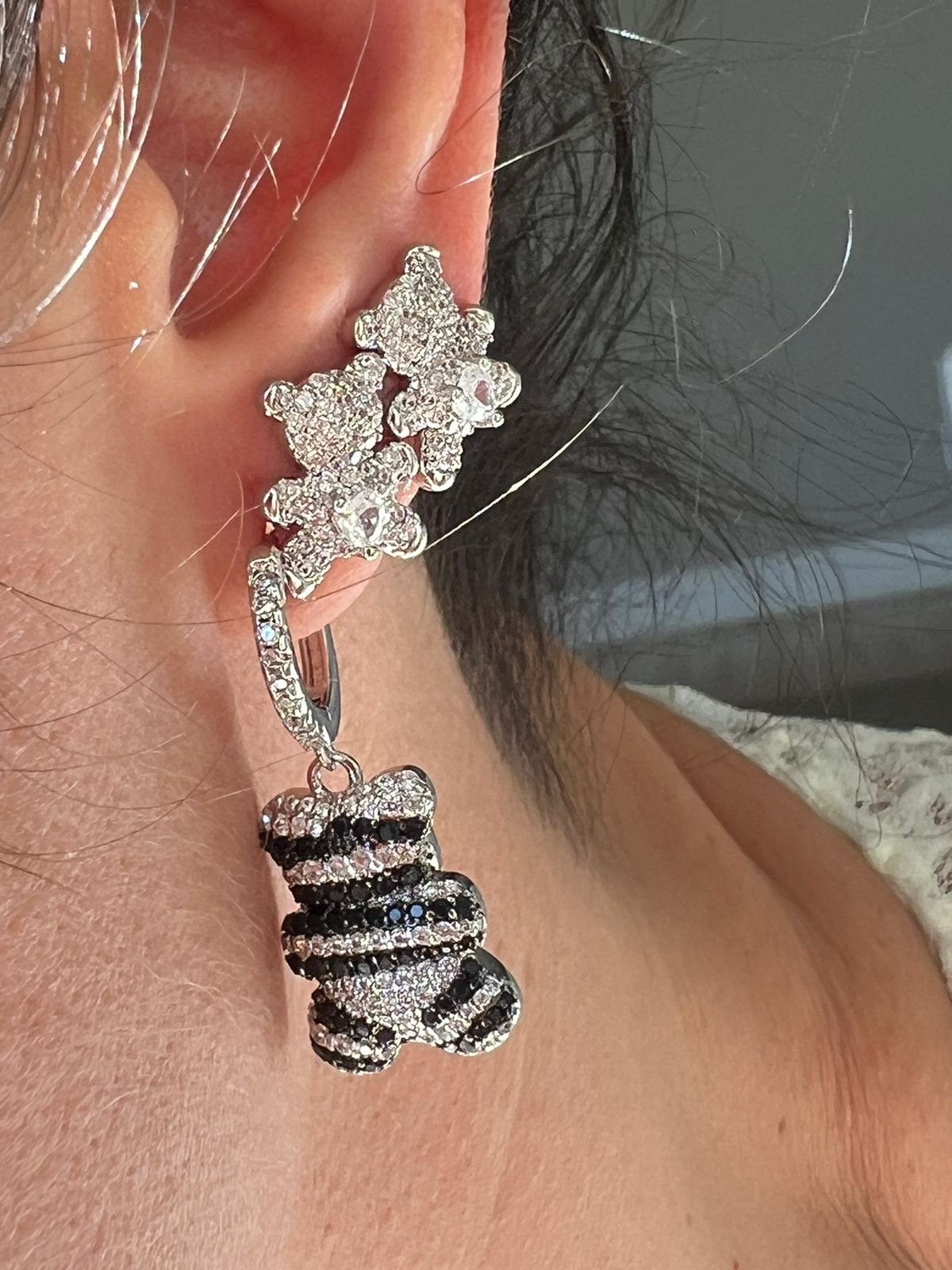 Brinco Argolinha com Ted Animal Print em Banho de Ródio Branco