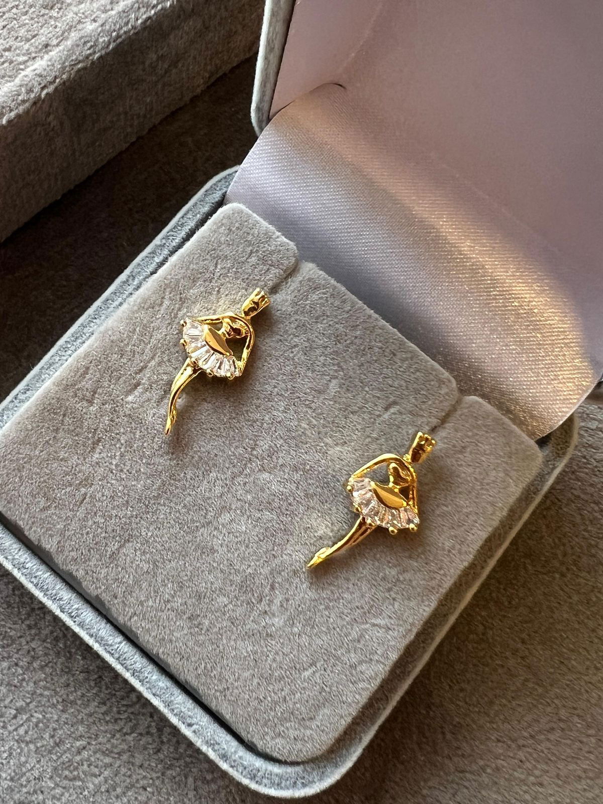 Brinco Bailarina com Zircônia Cristal em Banho de Ouro