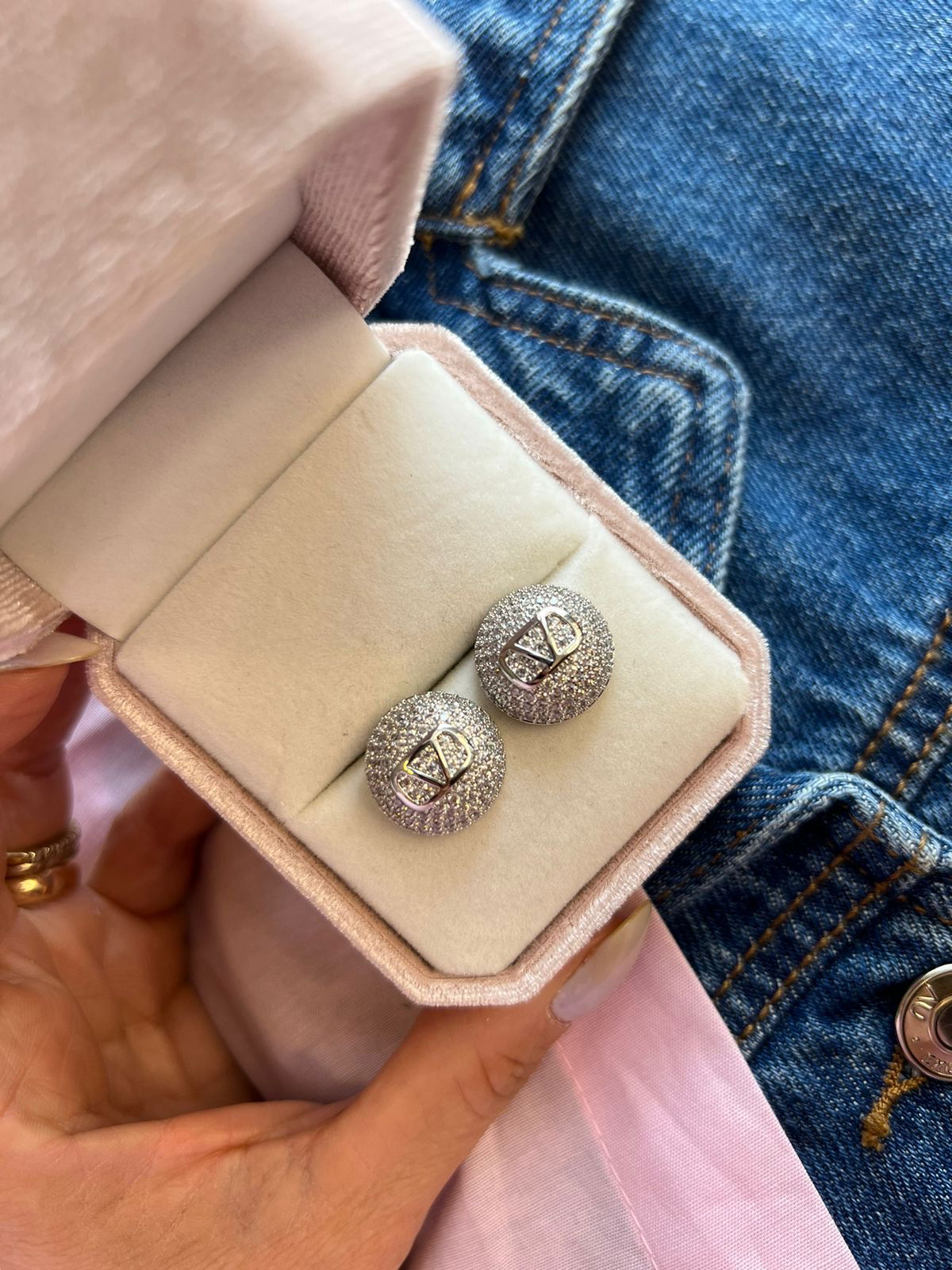 Brinco Botão com Zircônia Cristal Inspired em Banho de Ródio Branco