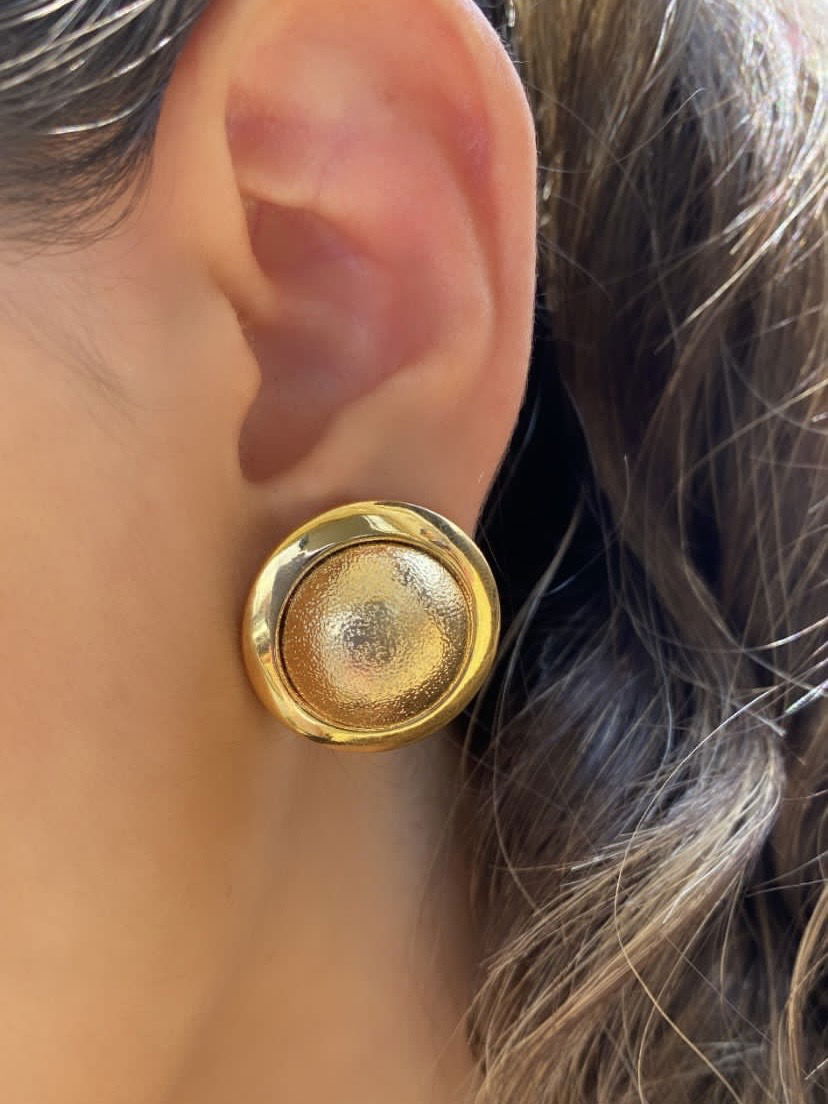 Brinco Botão Detalhado em Banho de Ouro