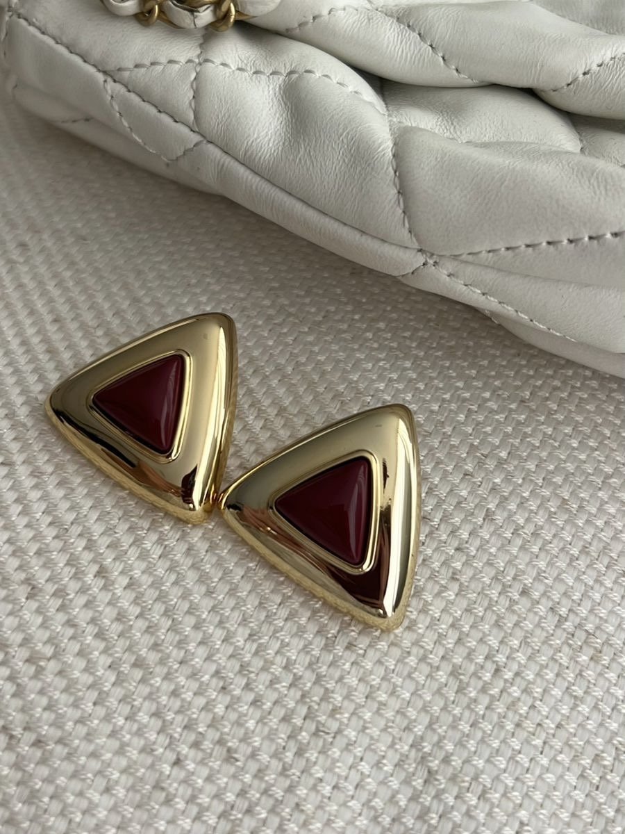 Brinco Botão Triângulo Vinho em Banho de Ouro