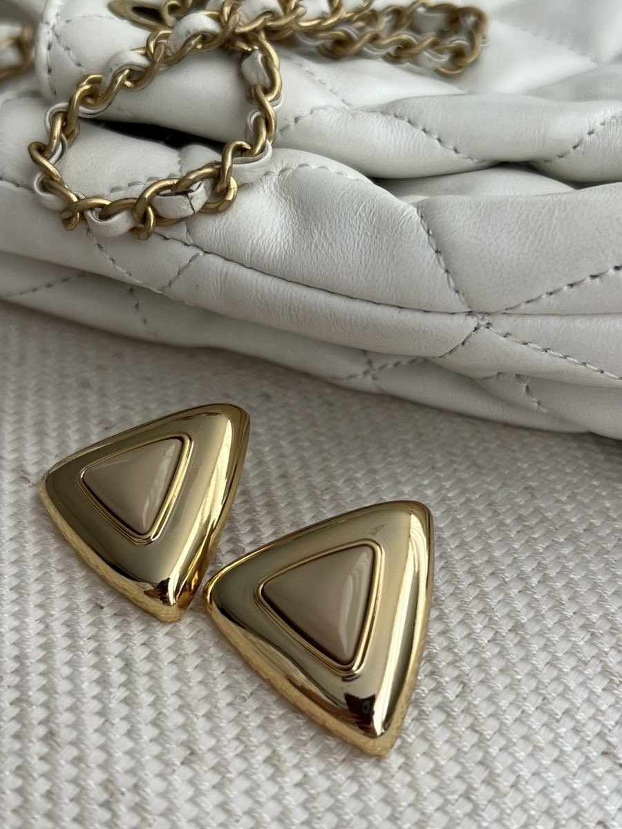 Brinco Botão Triângulo Fendi em Banho de Ouro