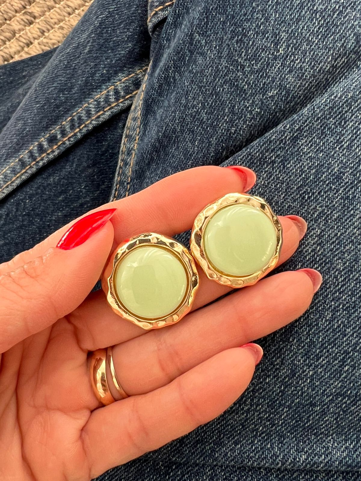 Brinco Botão Verde Claro em Banho de Ouro