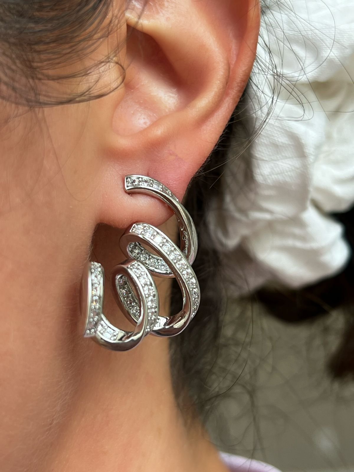 Brinco Caracol com Zircônia Cristal em Banho de Ródio Branco