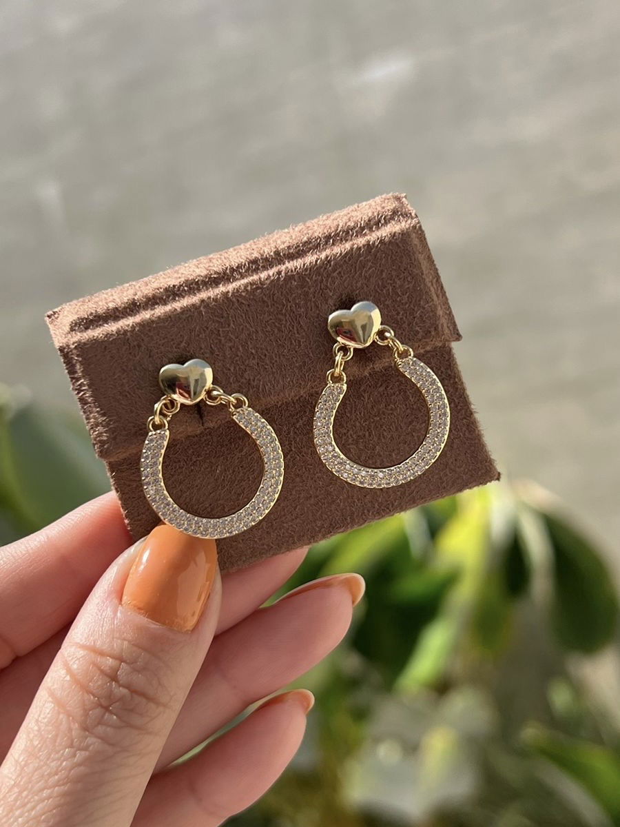 Brinco Círculo com Zircônia Cristal e Coração Liso Banho de Ouro