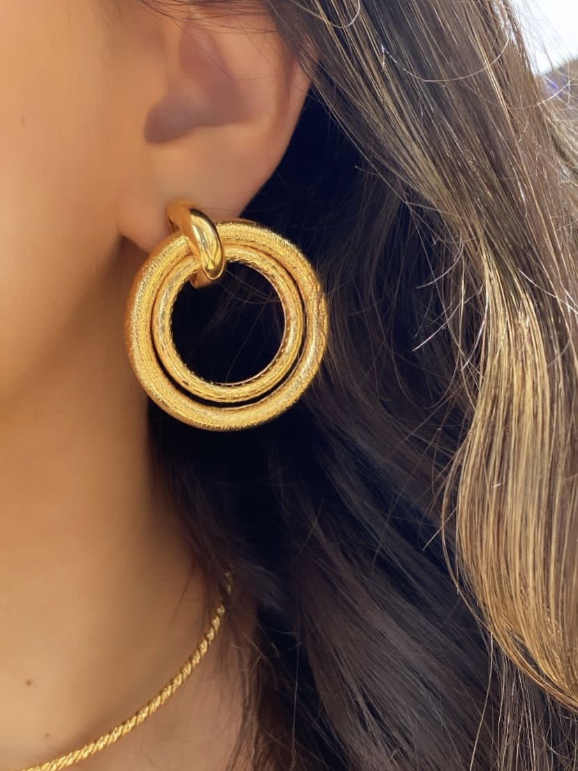 Brinco Círculos Fosco e com Detalhes em Banho de Ouro