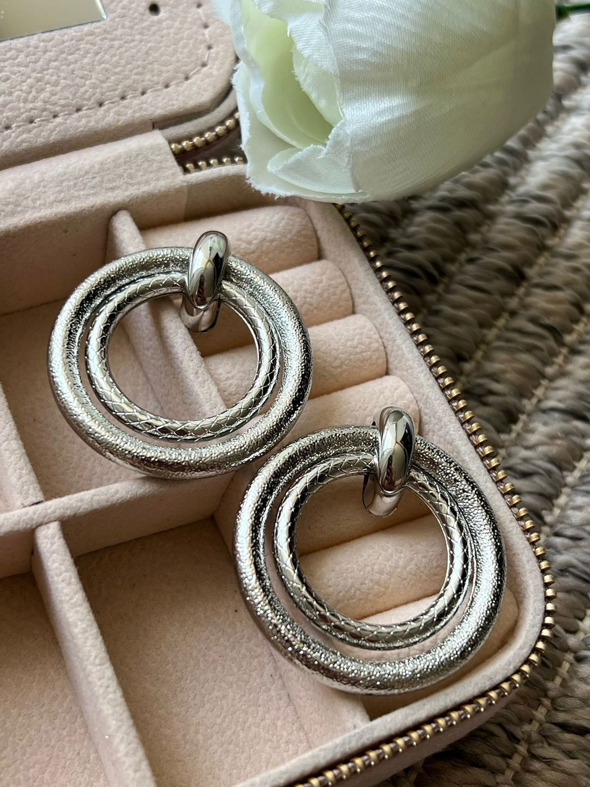 Brinco Círculos Fosco e com Detalhes em Banho de Ródio Branco