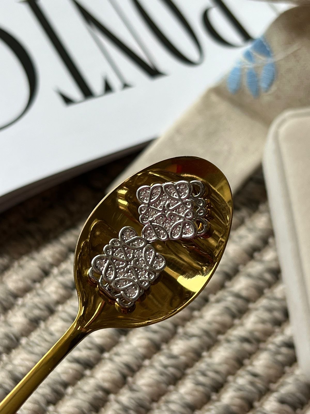 Brinco Clik com Zircônia Cristal em Banho de Ródio Branco