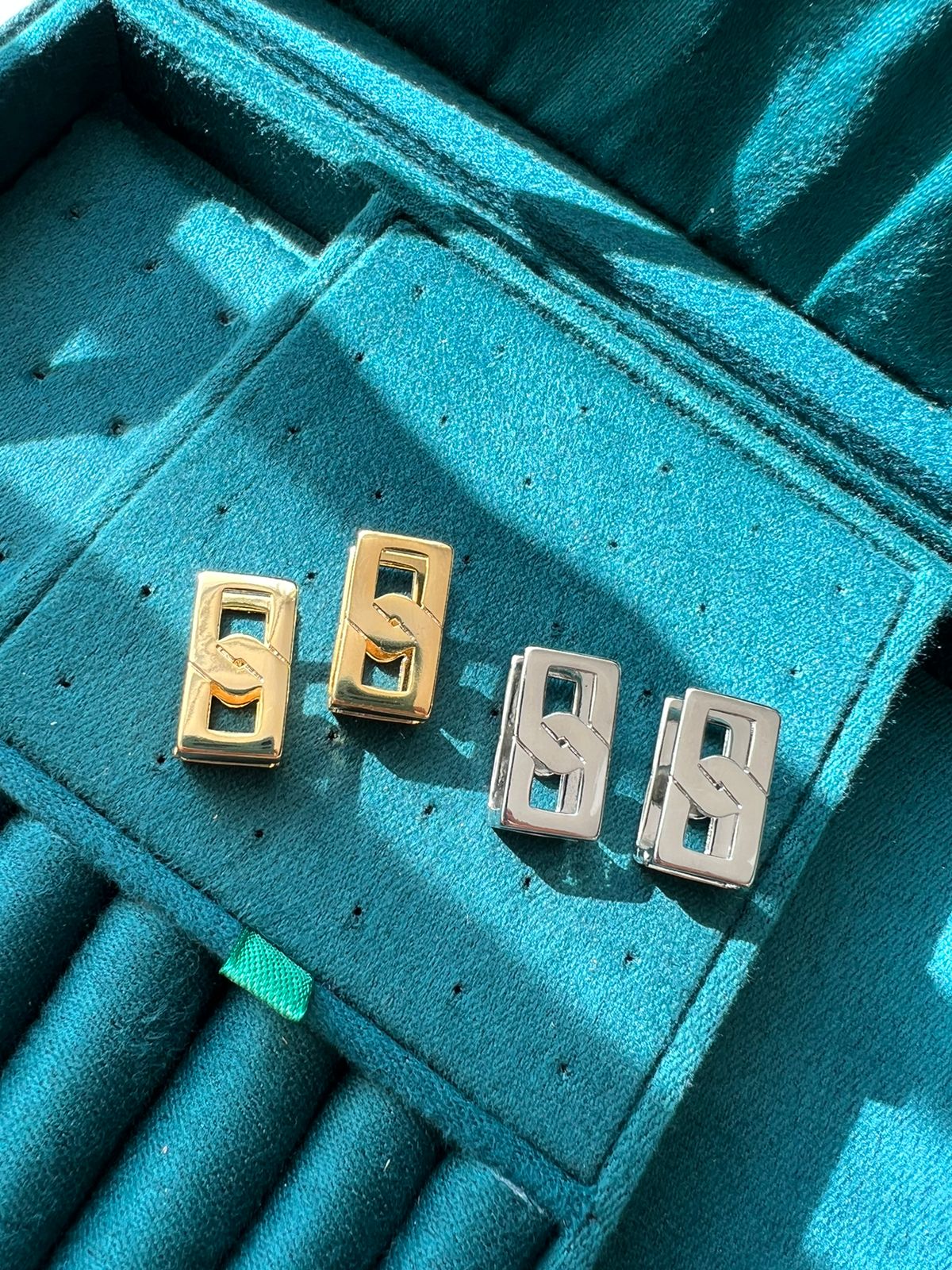 Brinco Clik Inspired em Banho de Ouro