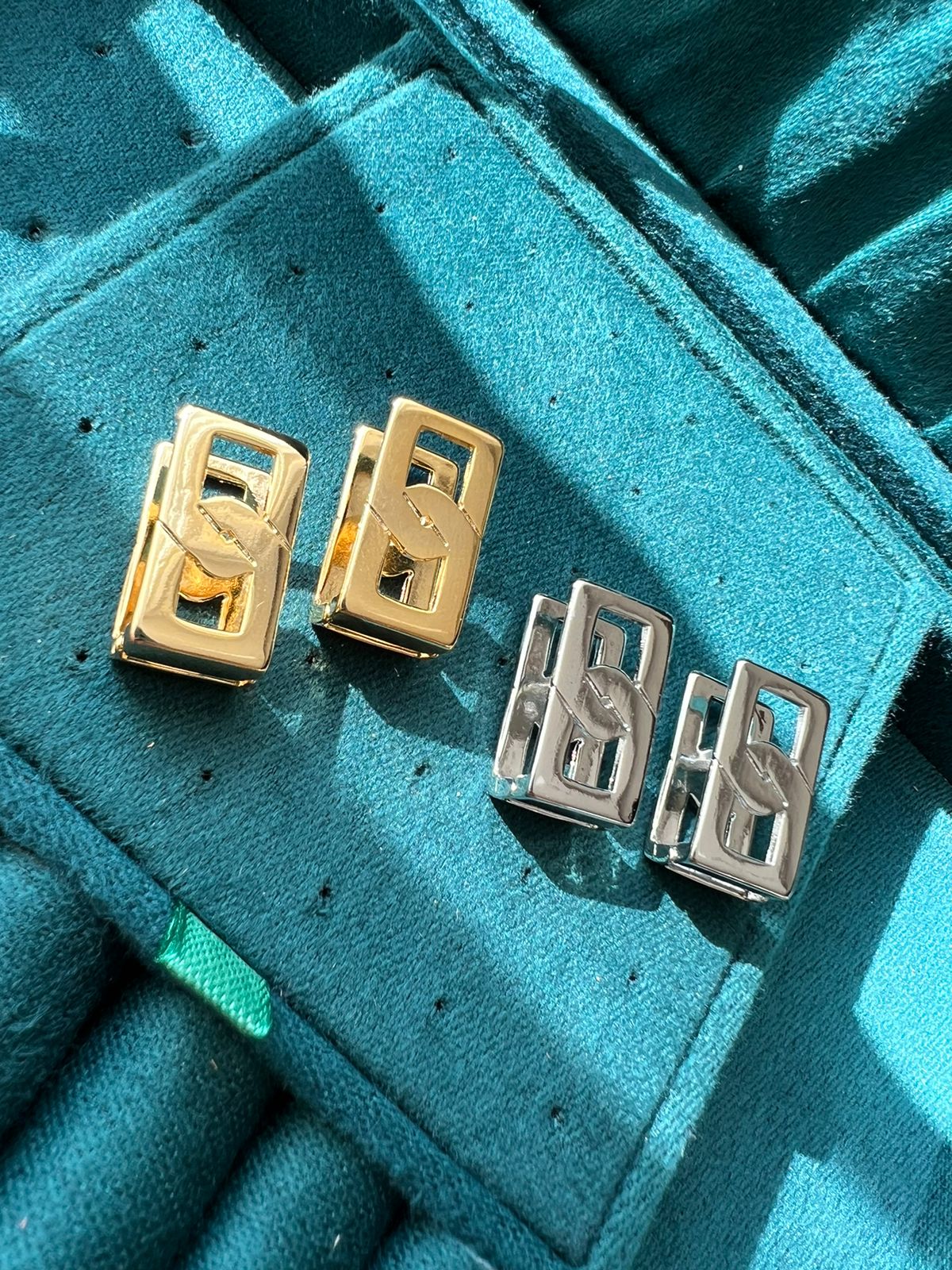 Brinco Clik Inspired em Banho de Ródio Branco