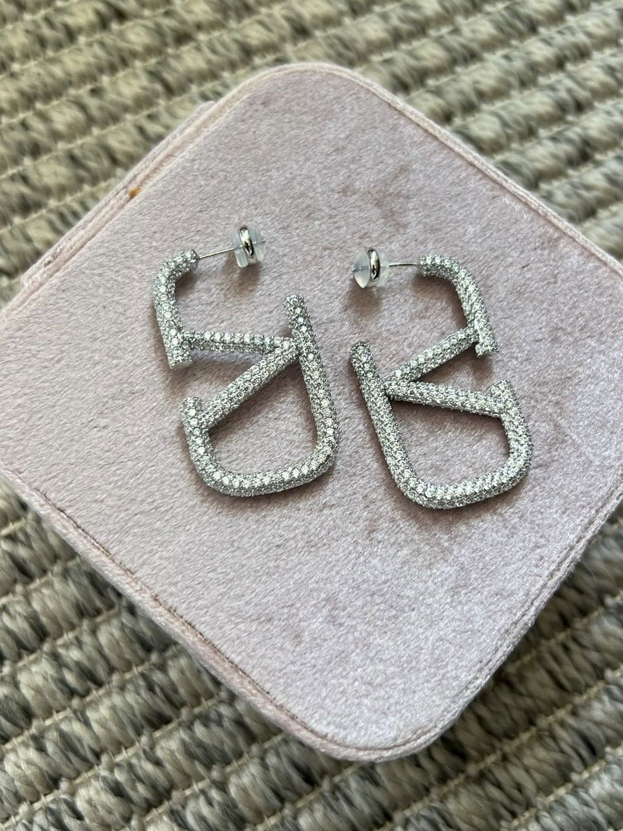 Brinco com Detalhes e Micro Zircônia em Banho de Ródio Branco