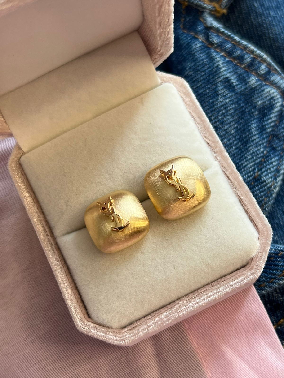 Brinco com Detalhes Fosco em Banho de Ouro