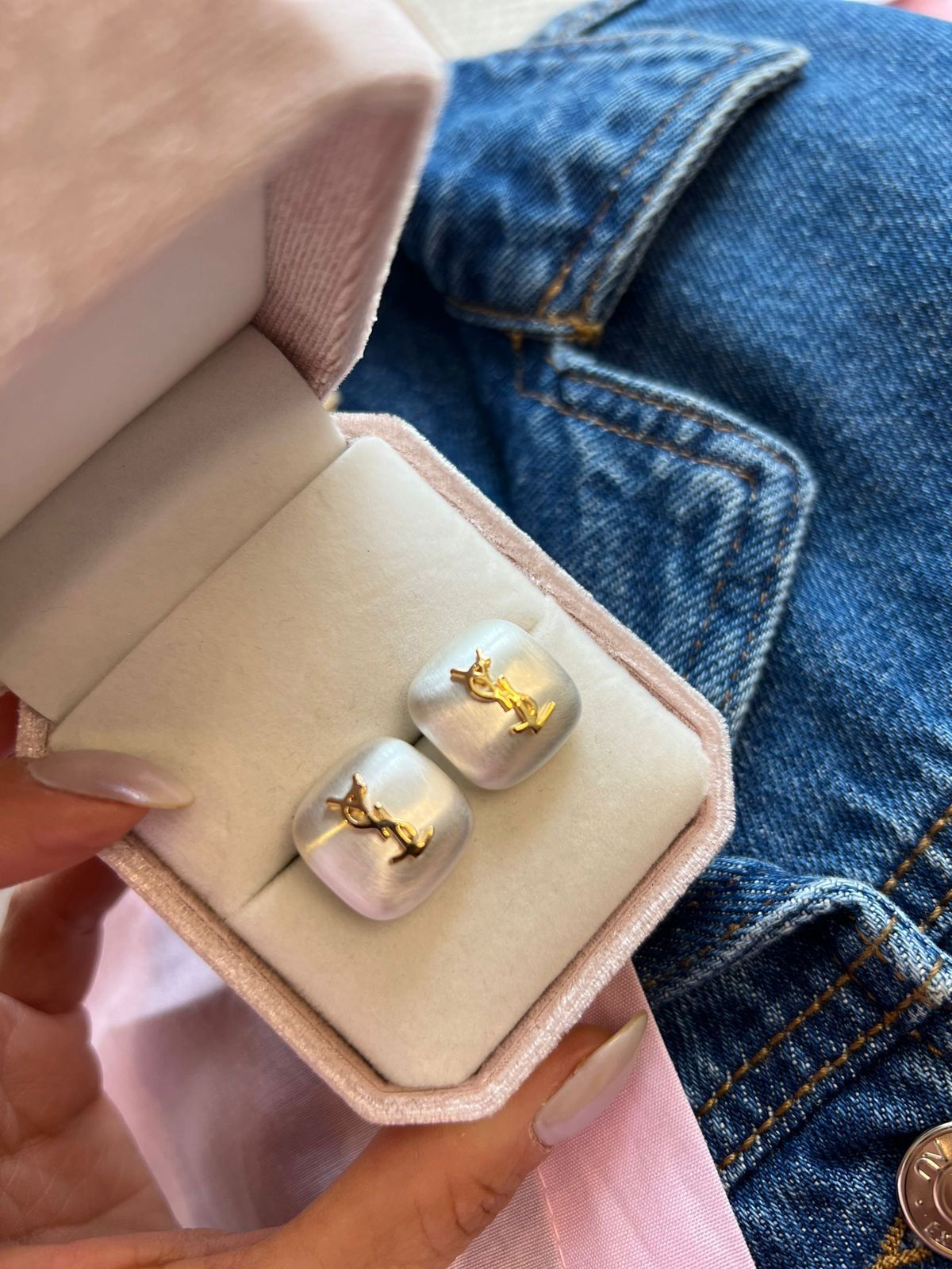 Brinco com Detalhes Fosco em Banho de Ródio Branco