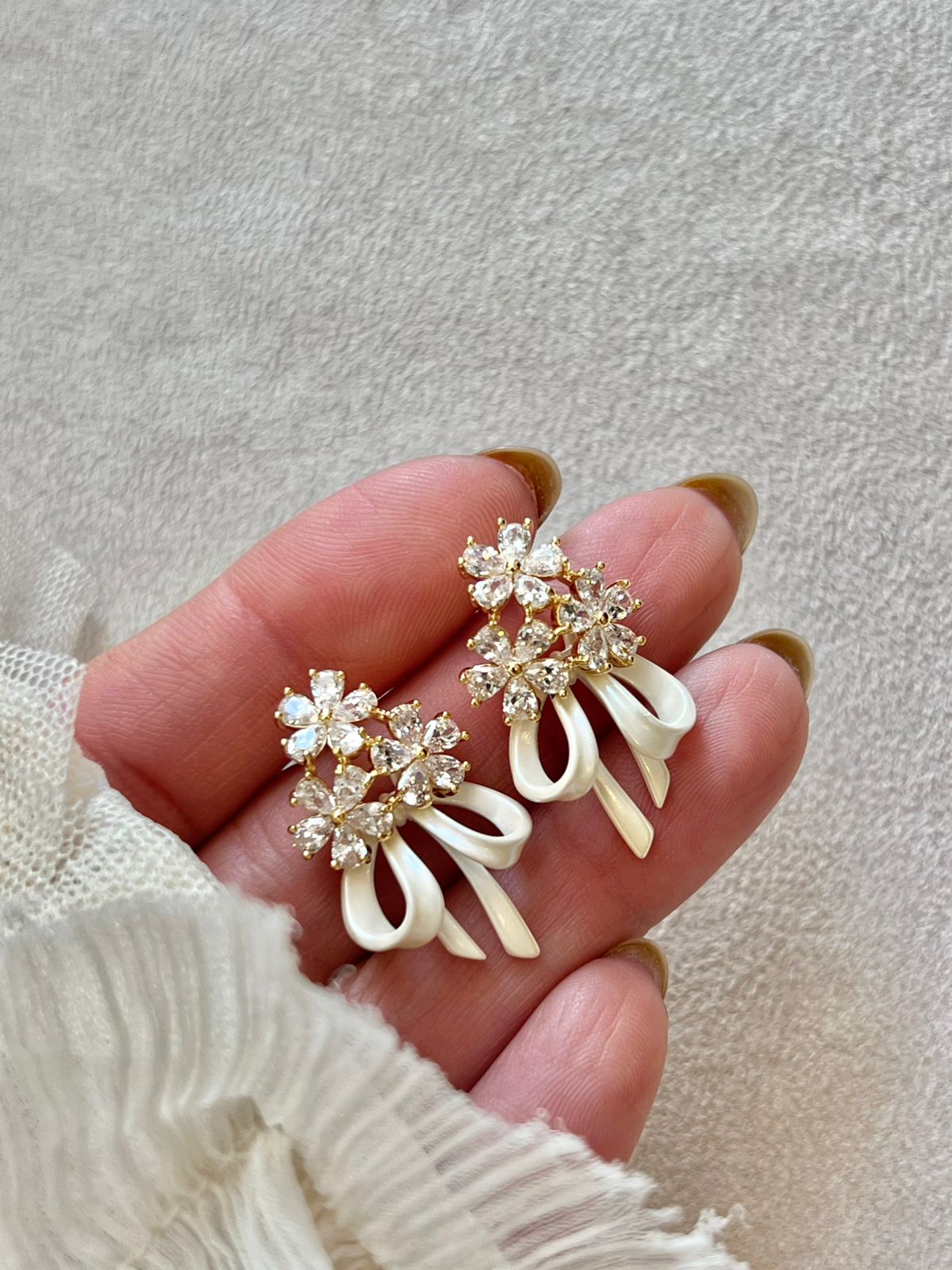 Brinco com Flor e Arabesco Esmaltado em Banho de Ouro