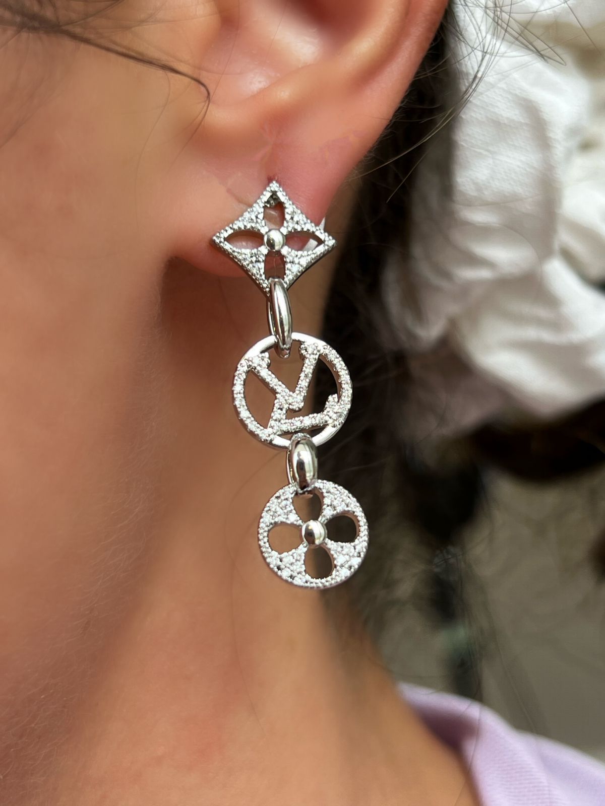 Brinco com Micro Zircônia Cristal em Banho de Ródio Branco