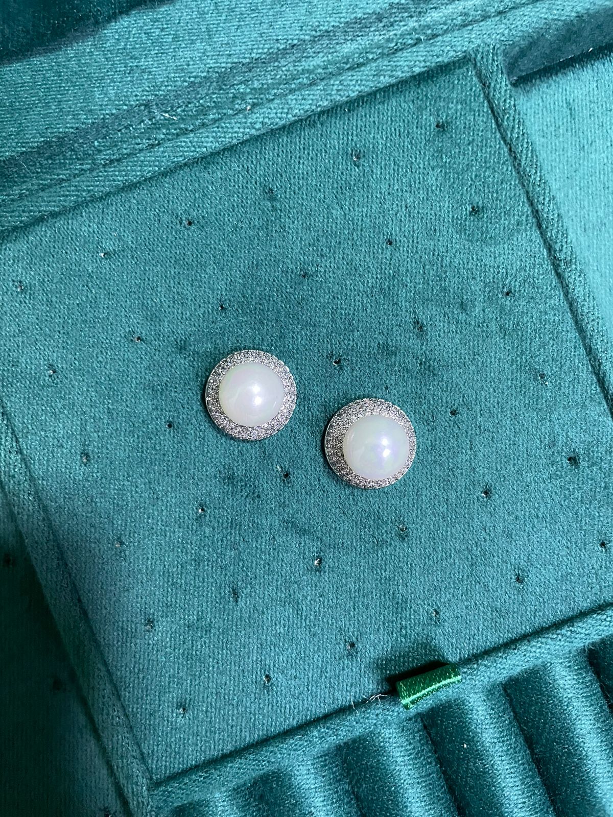 Brinco com Micro Zircônia e Pérola Shell em Banho de Ródio Branco