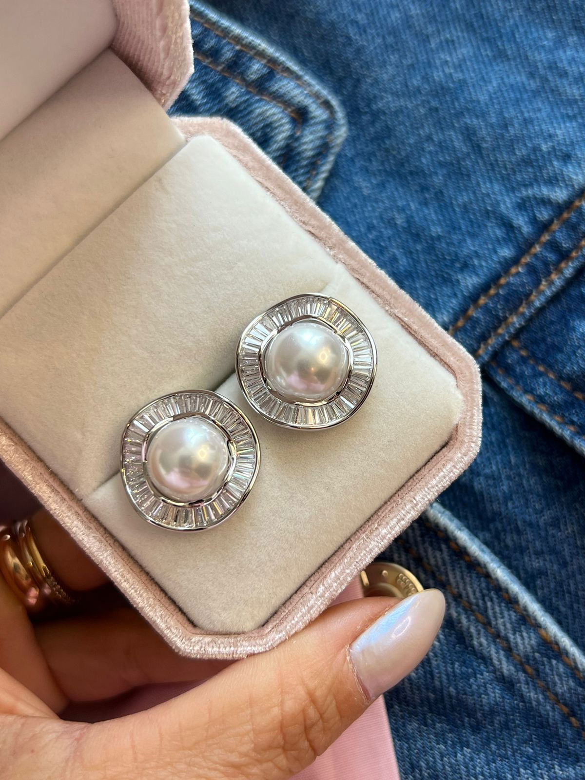 Brinco com Pérola e Zircônia em Banho de Ródio Branco